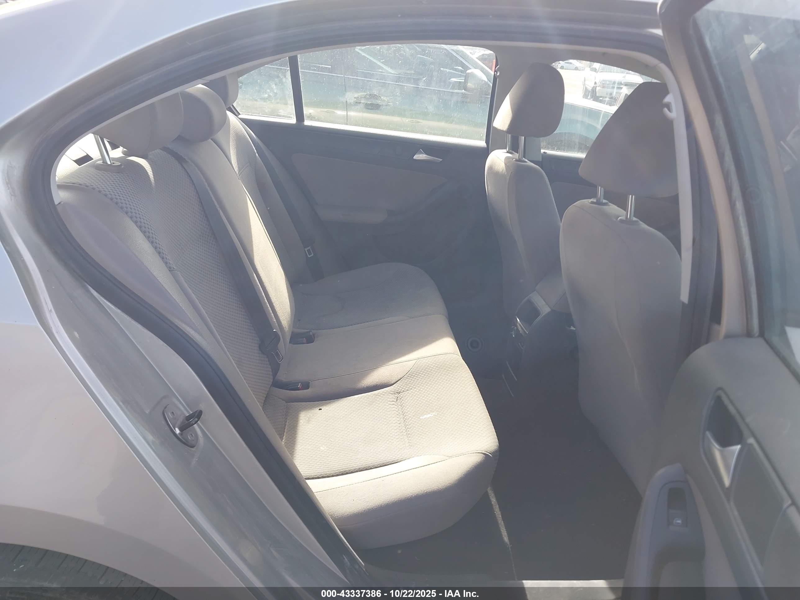 VOLKSWAGEN JETTA image 8