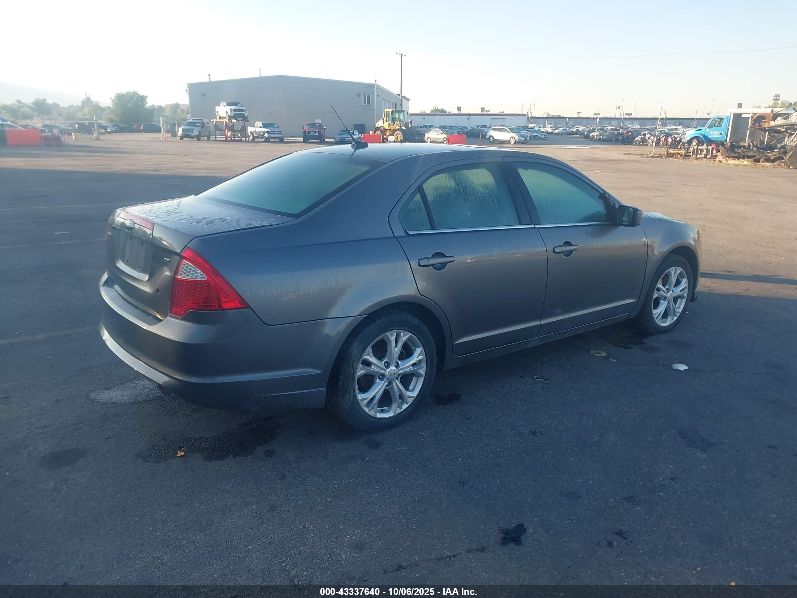 FORD FUSION image 4