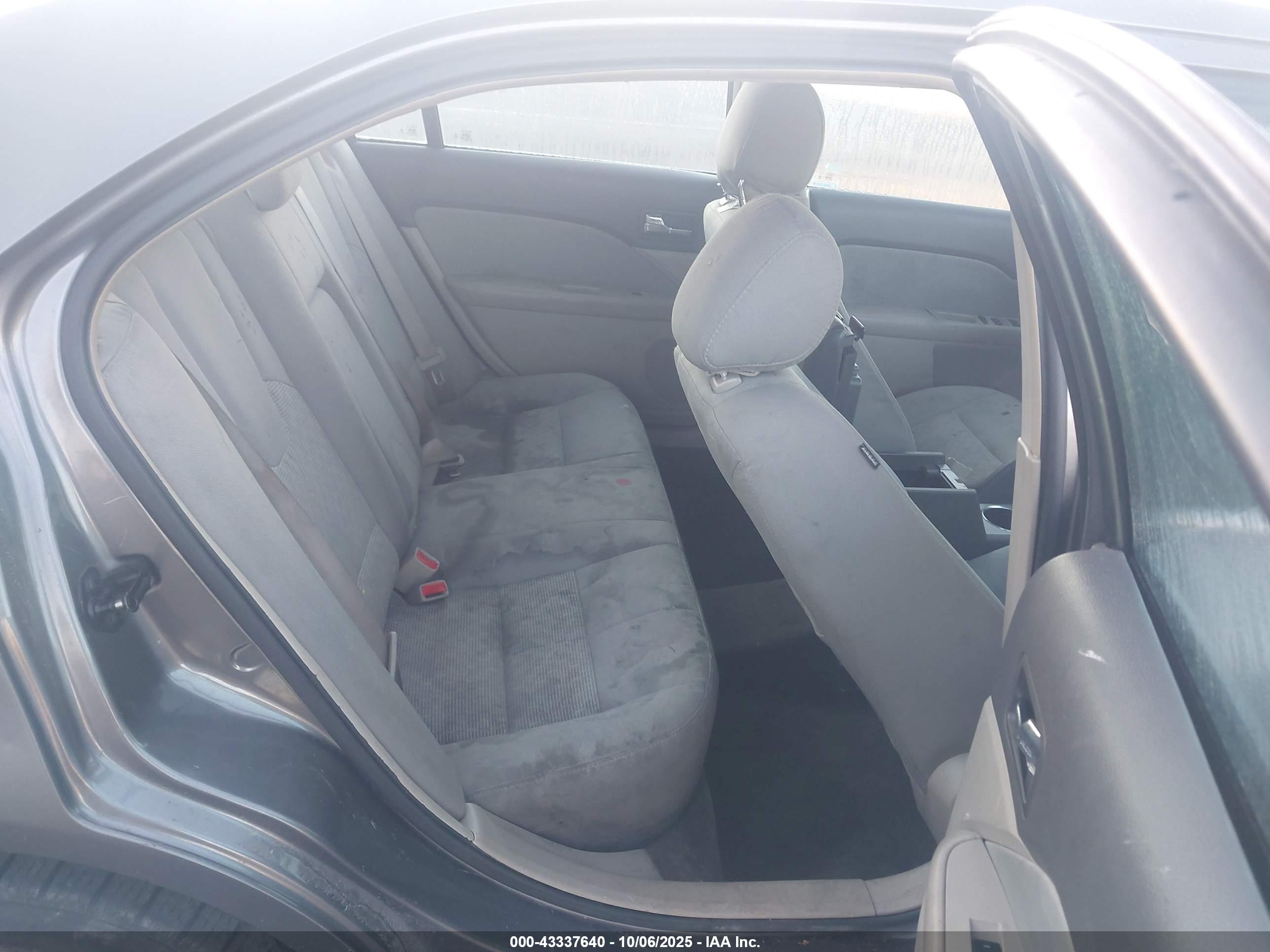 FORD FUSION image 8