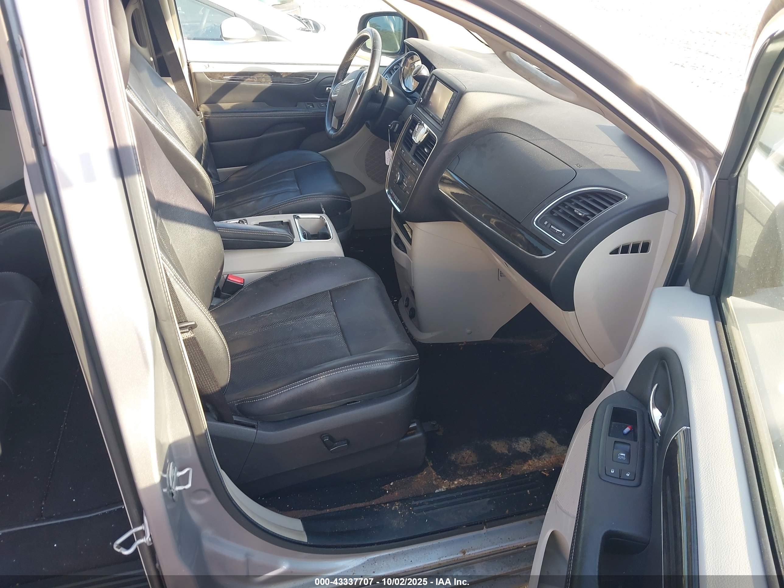 CHRYSLER TOWN image 5