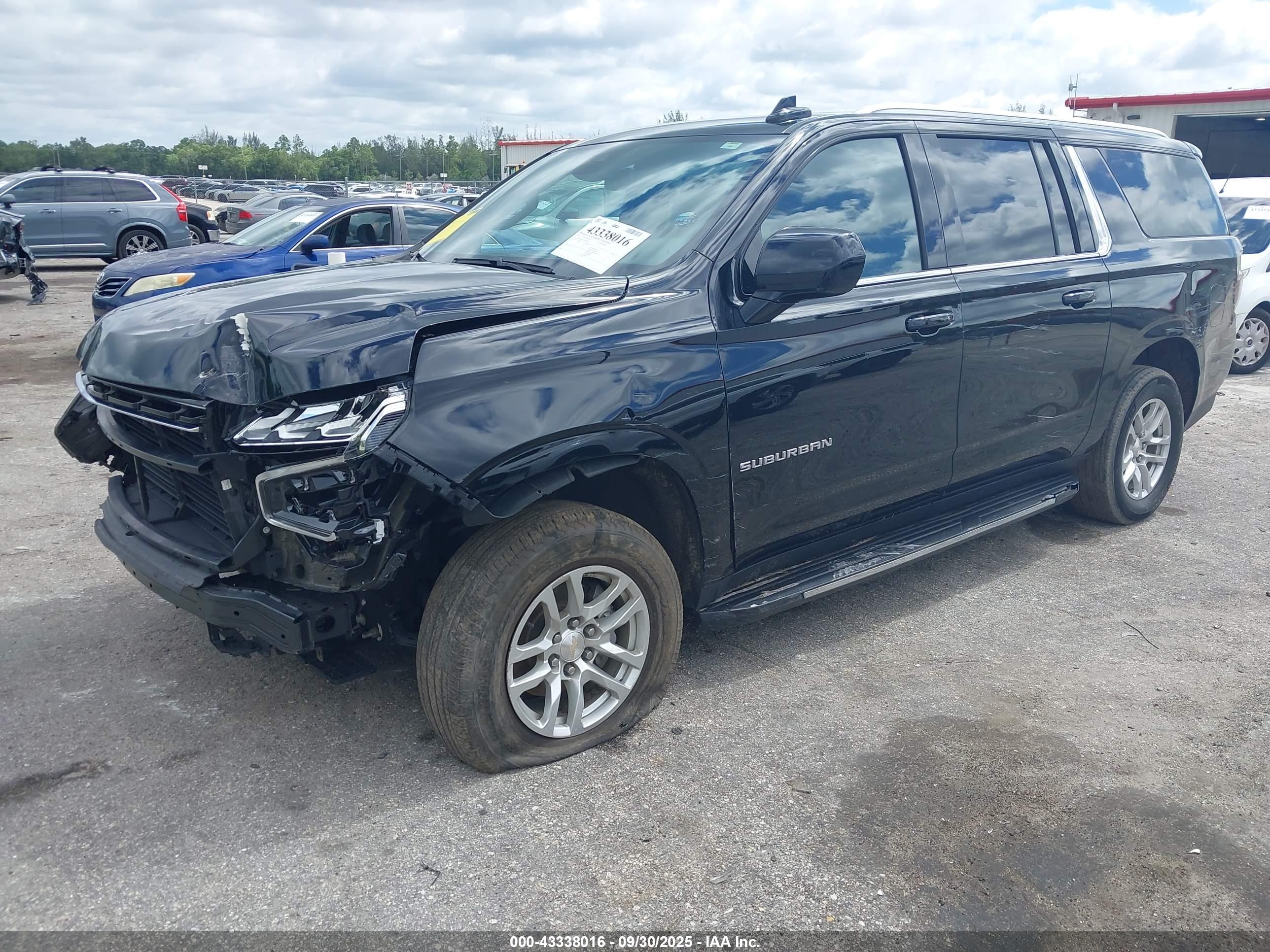 CHEVROLET SUBURBAN image 2