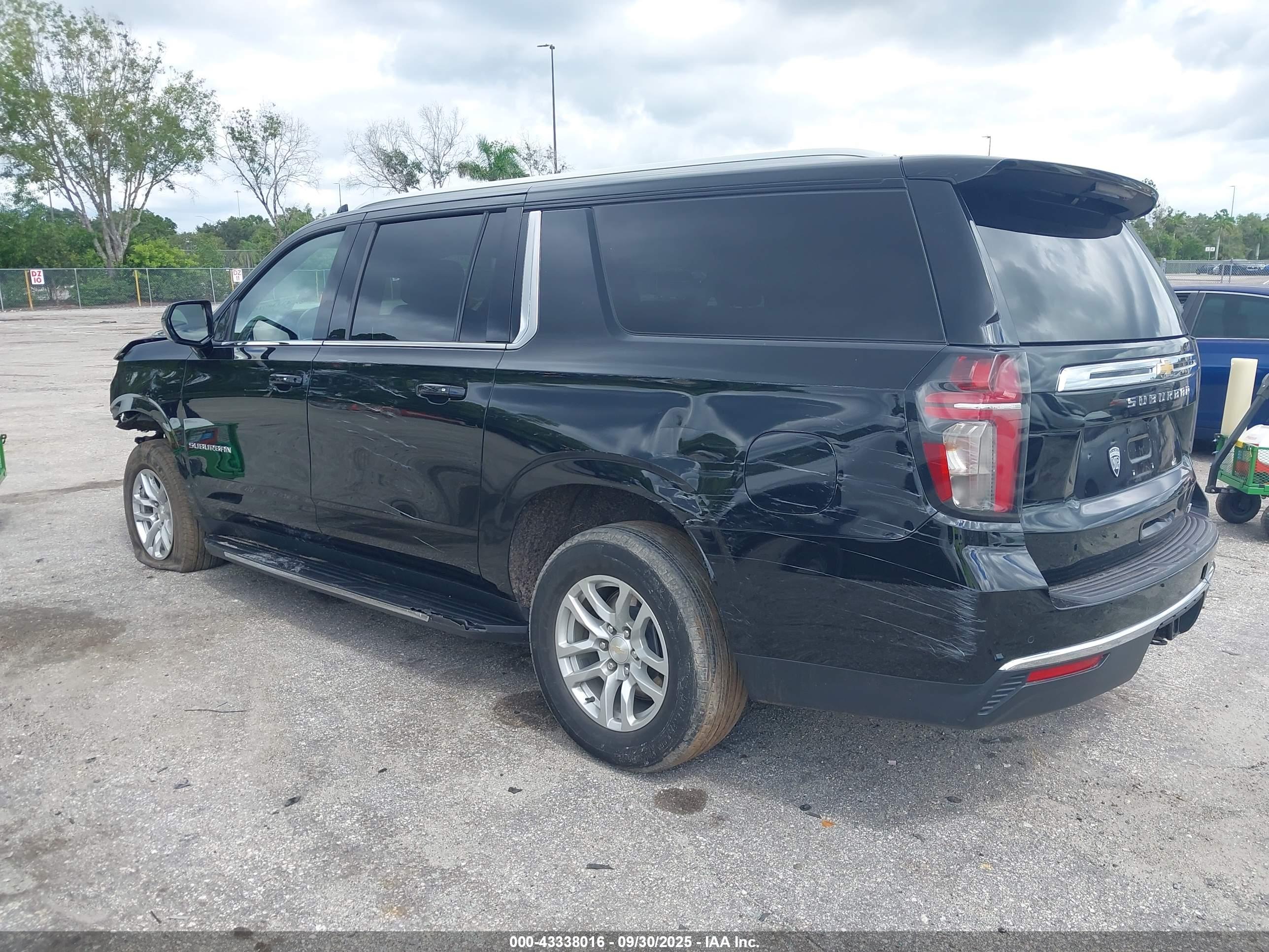 CHEVROLET SUBURBAN image 3