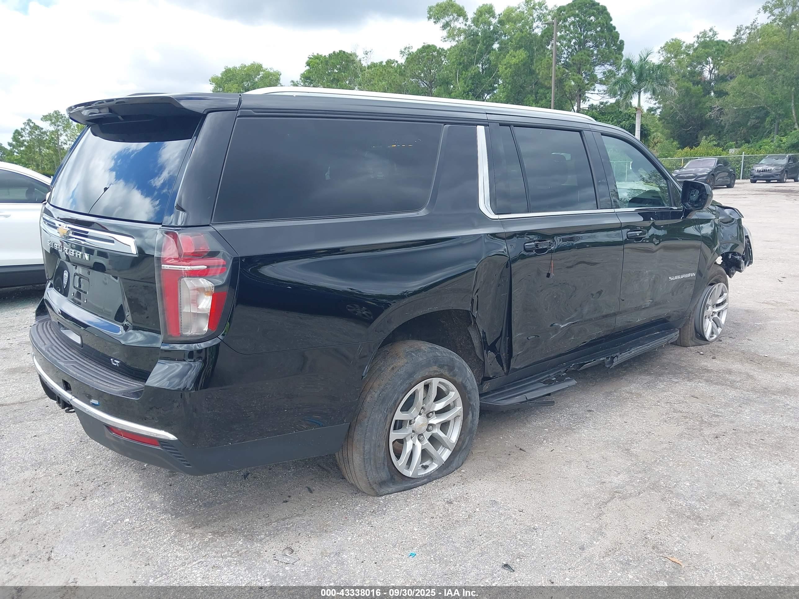 CHEVROLET SUBURBAN image 4