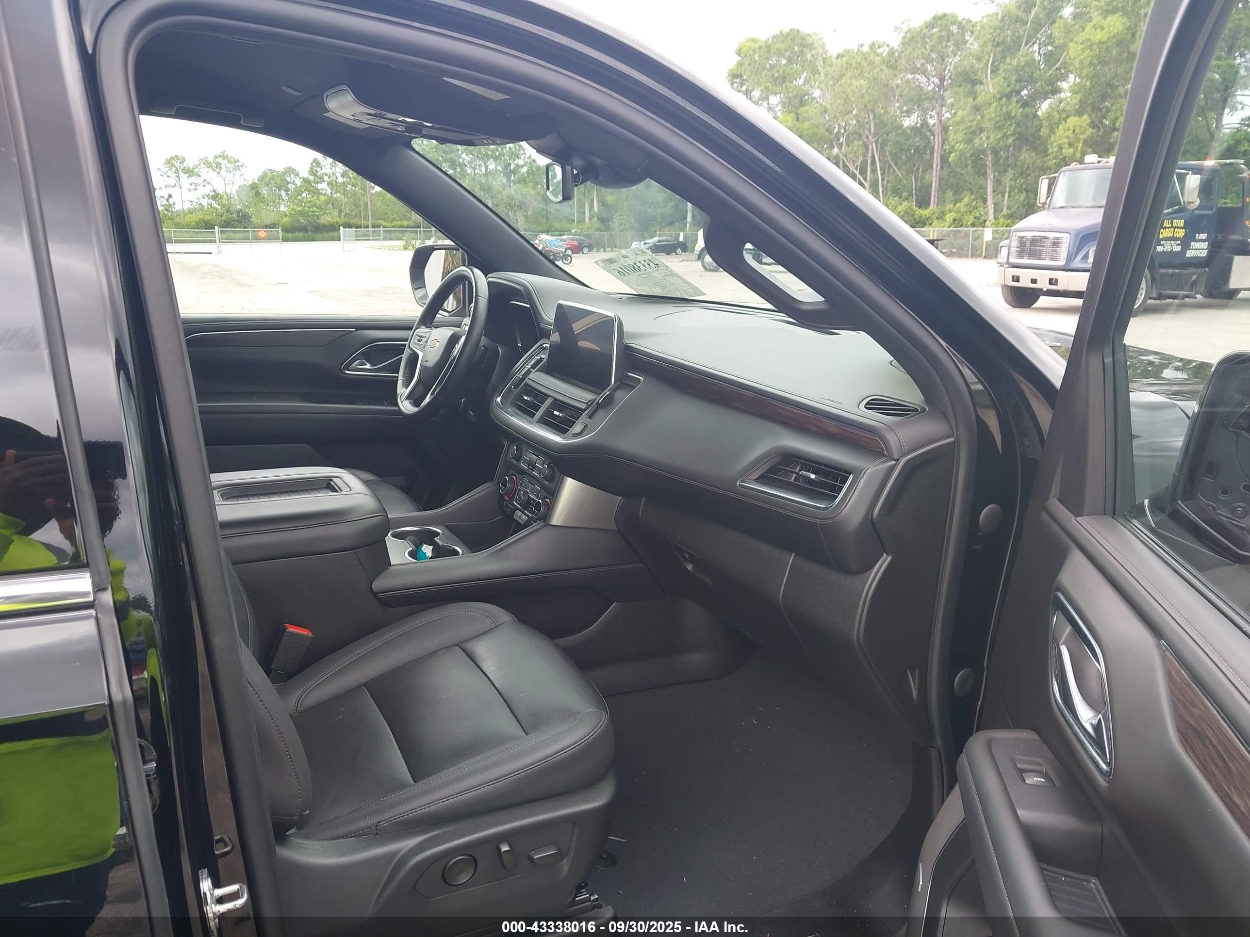 CHEVROLET SUBURBAN image 5