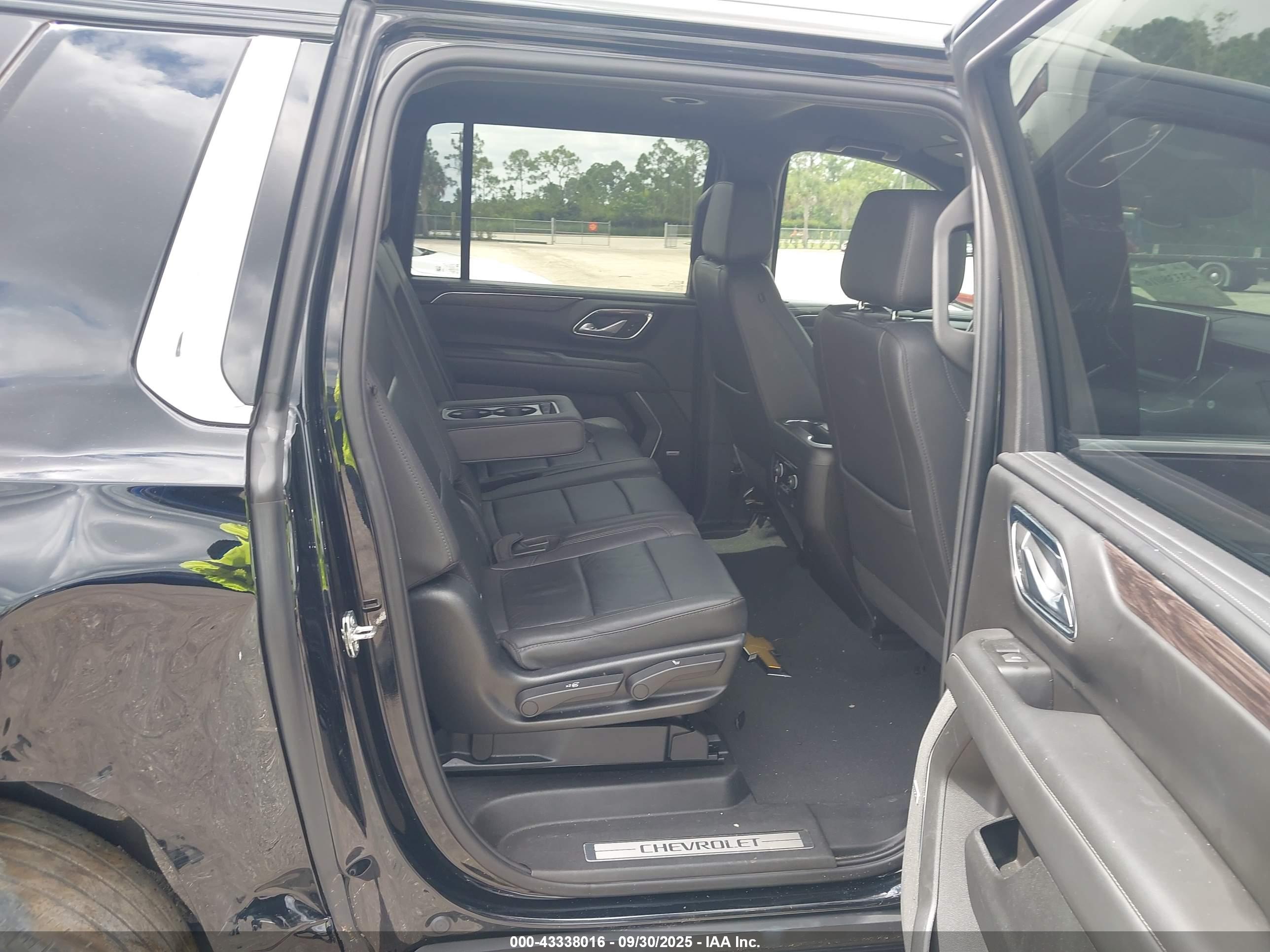 CHEVROLET SUBURBAN image 8