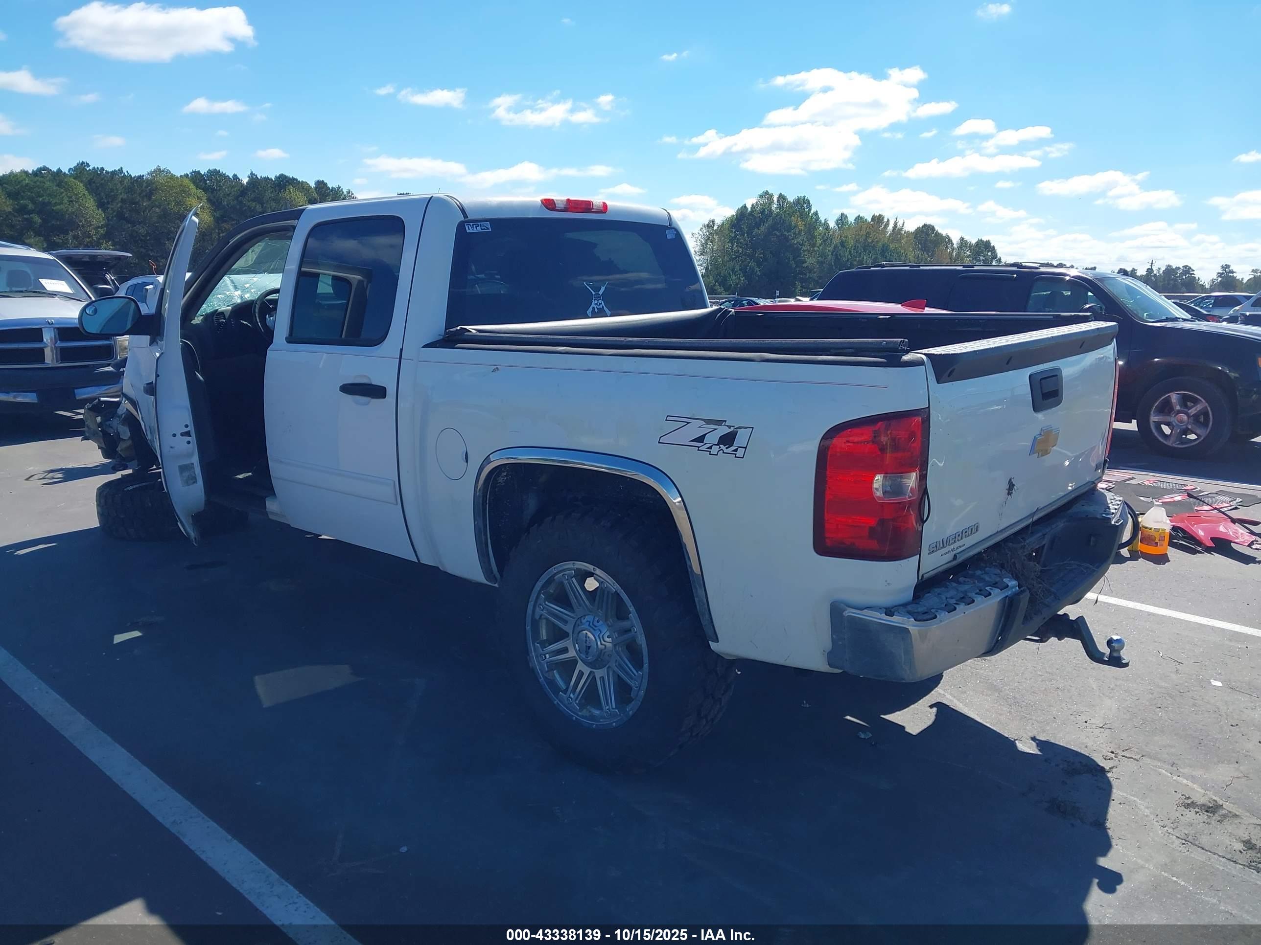 CHEVROLET SILVERADO image 3