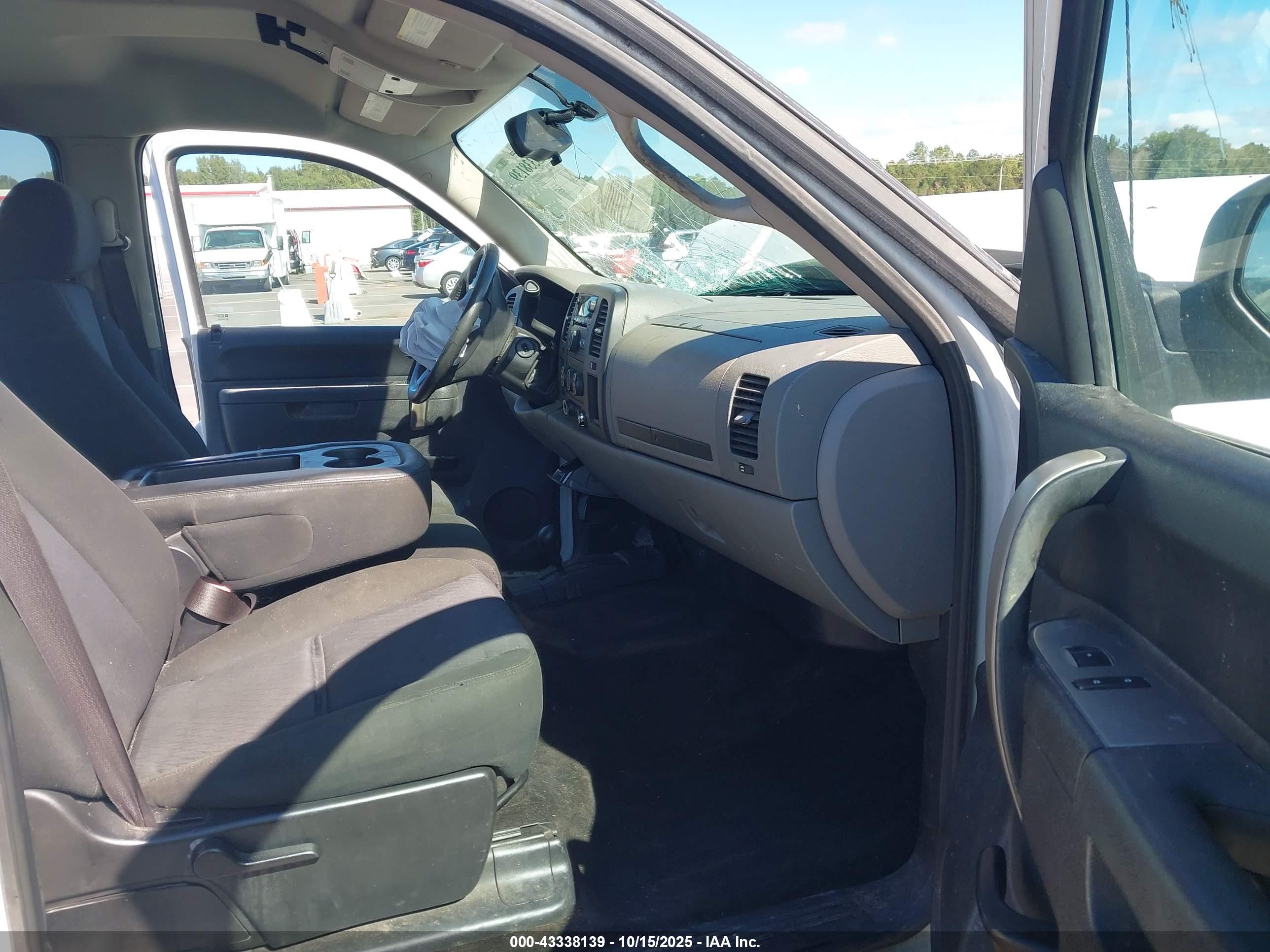 CHEVROLET SILVERADO image 5