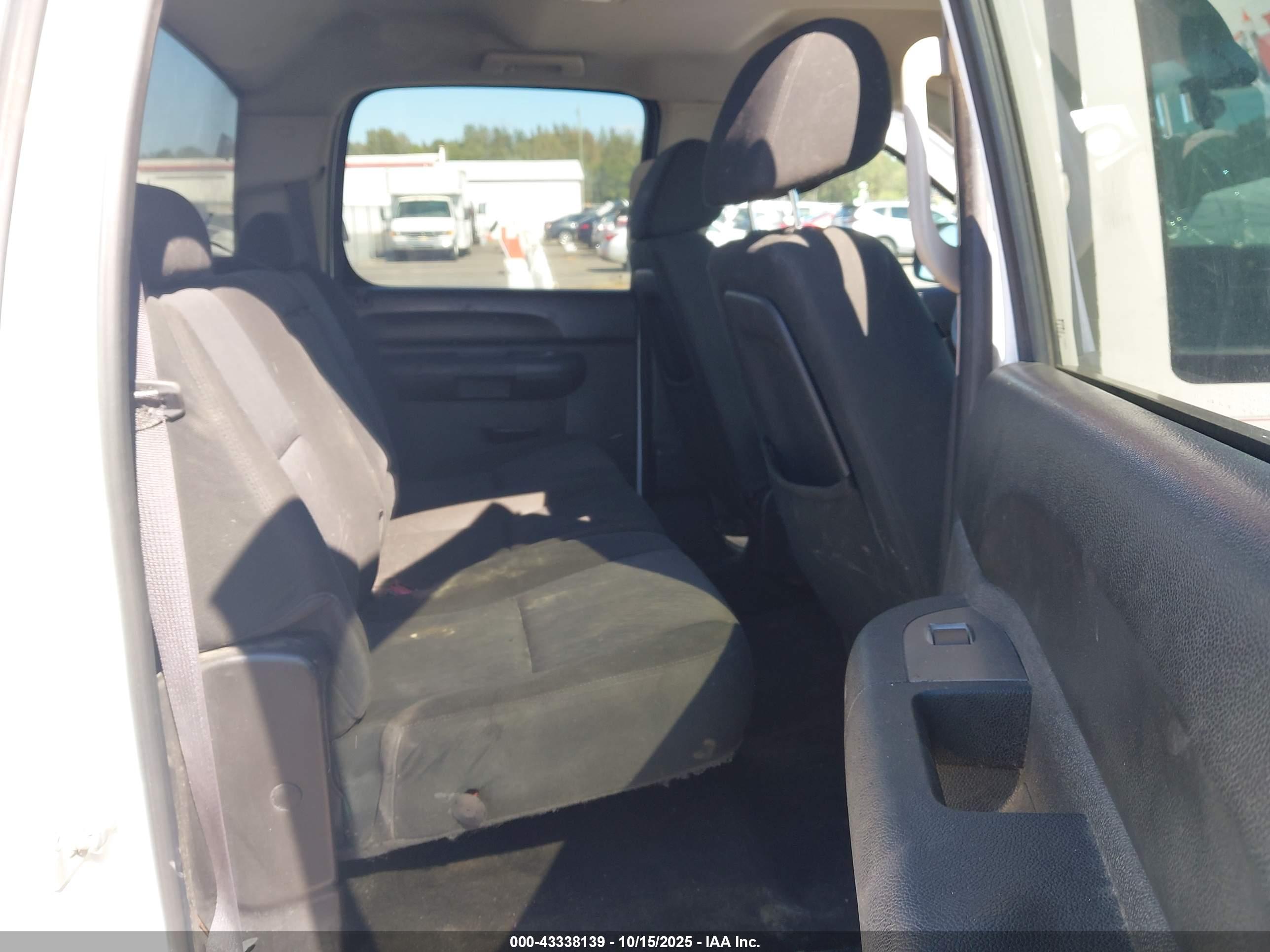 CHEVROLET SILVERADO image 8