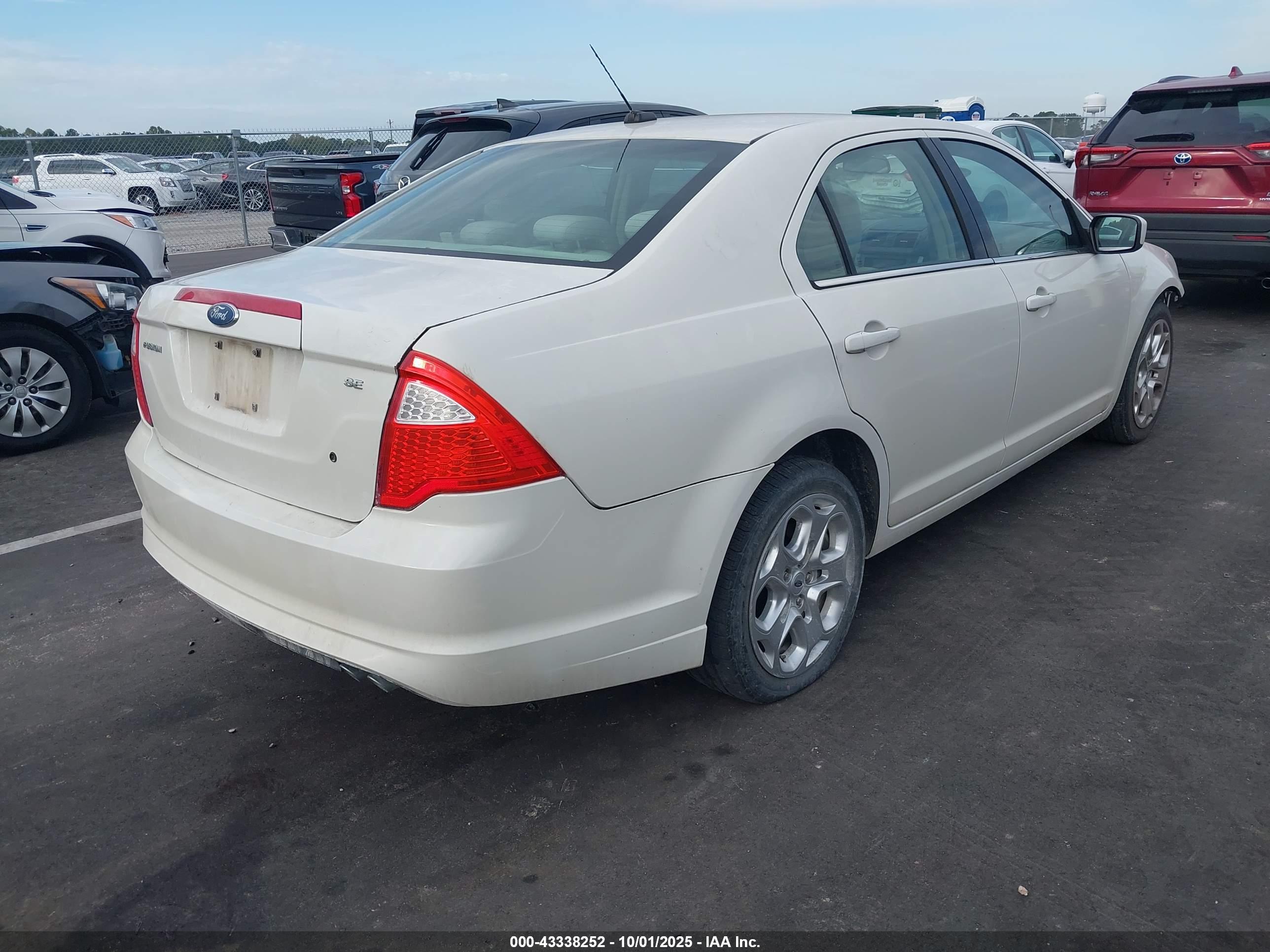 FORD FUSION image 4