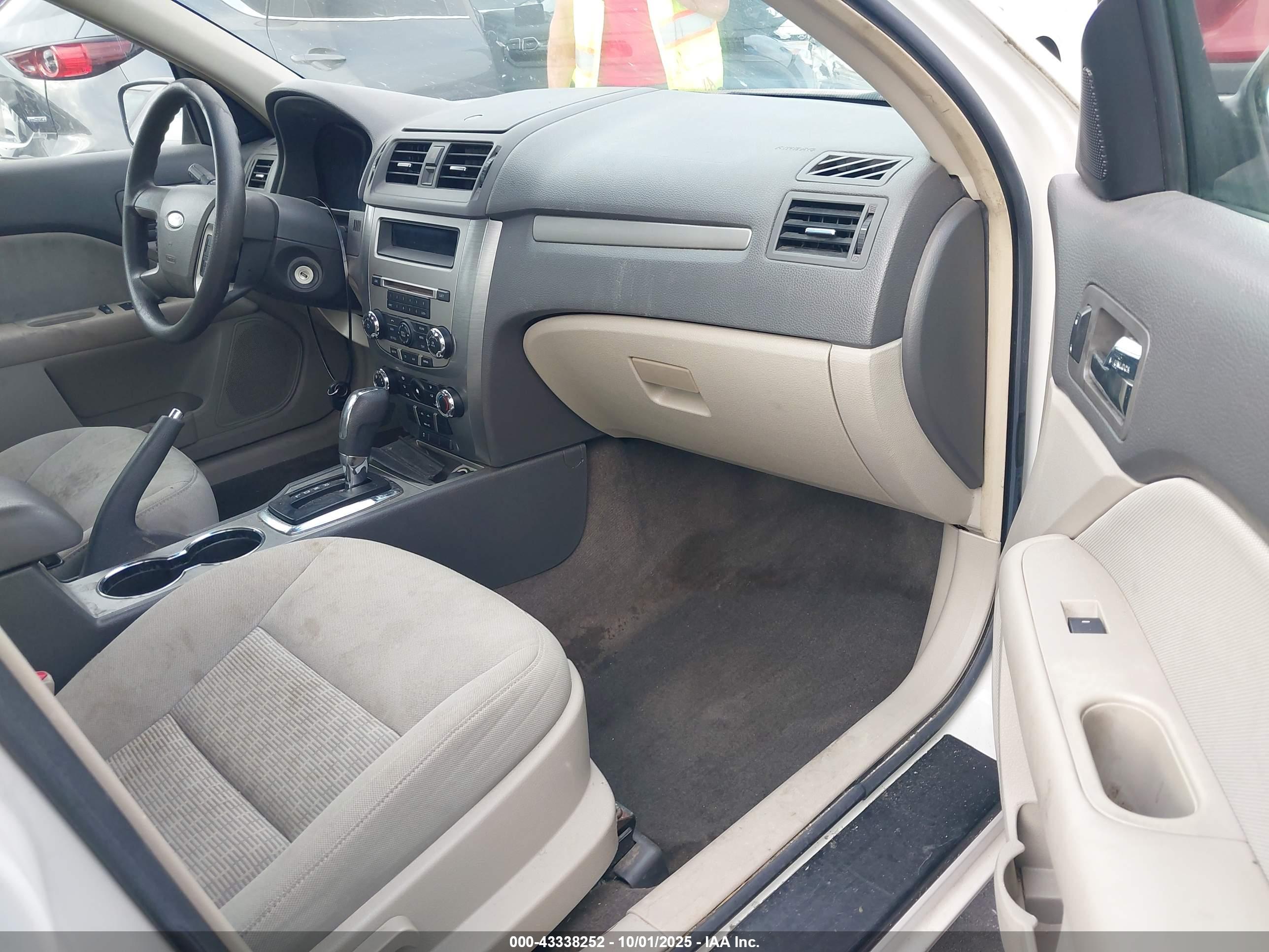 FORD FUSION image 5