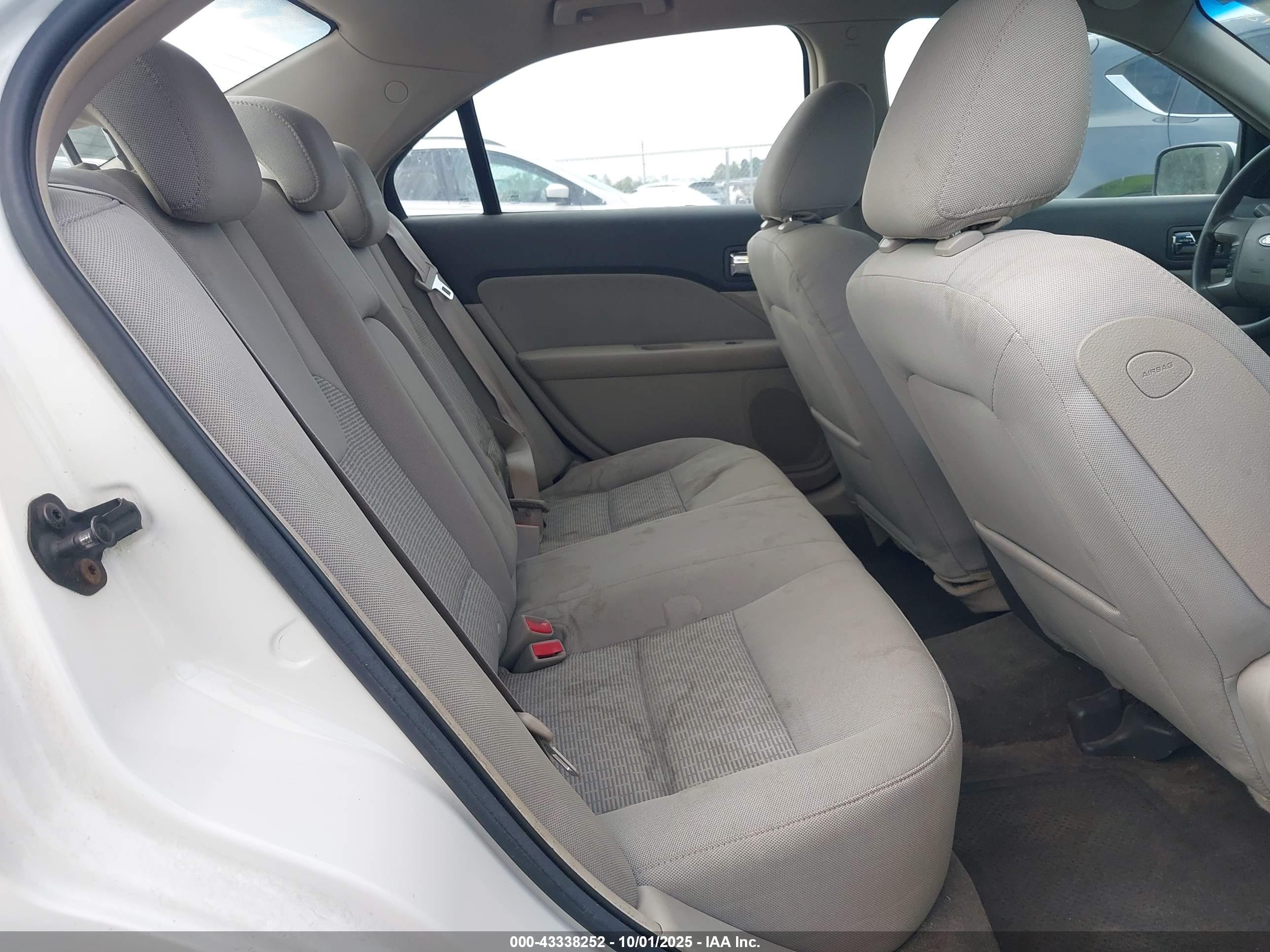 FORD FUSION image 8