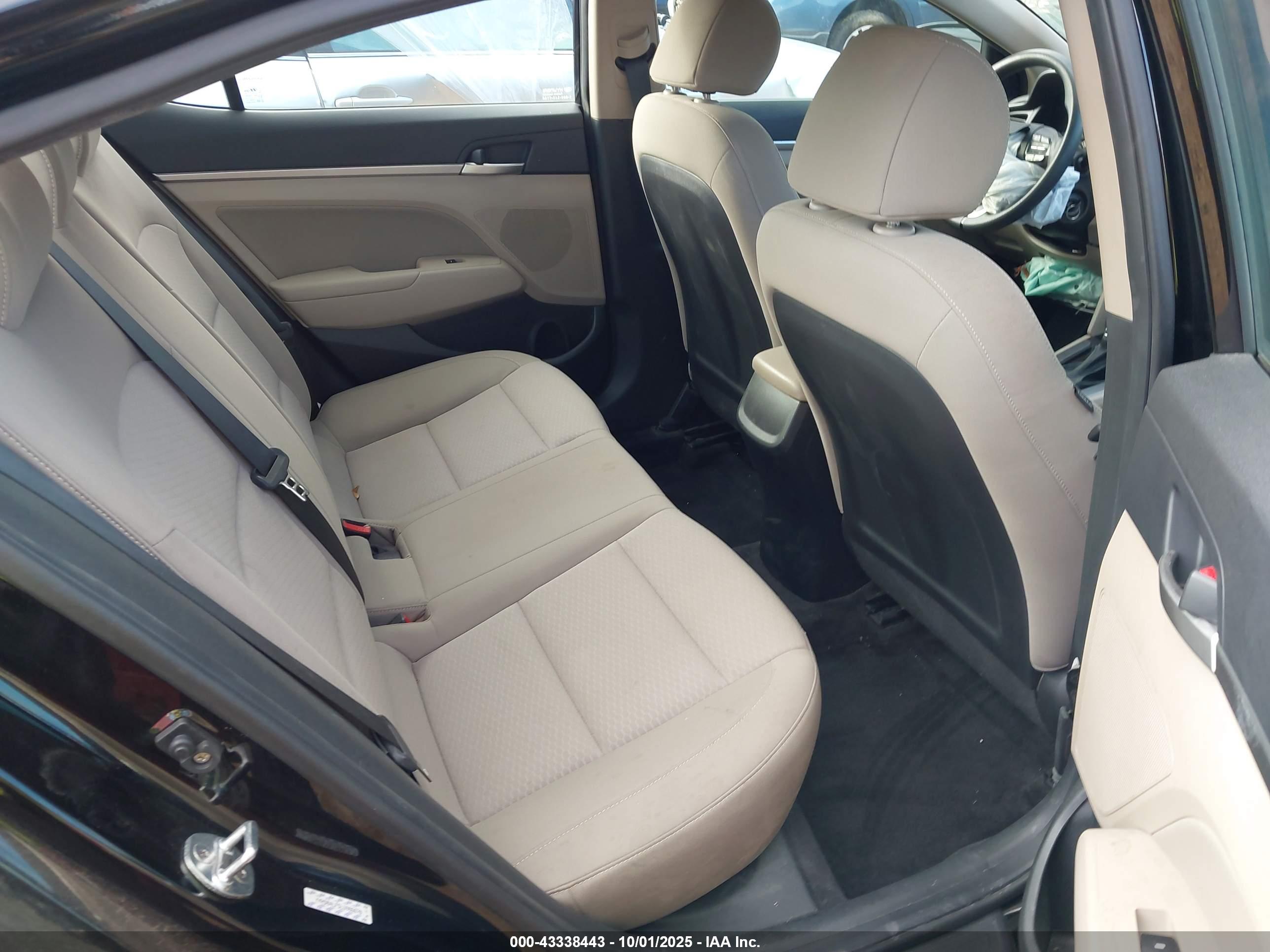HYUNDAI ELANTRA image 8
