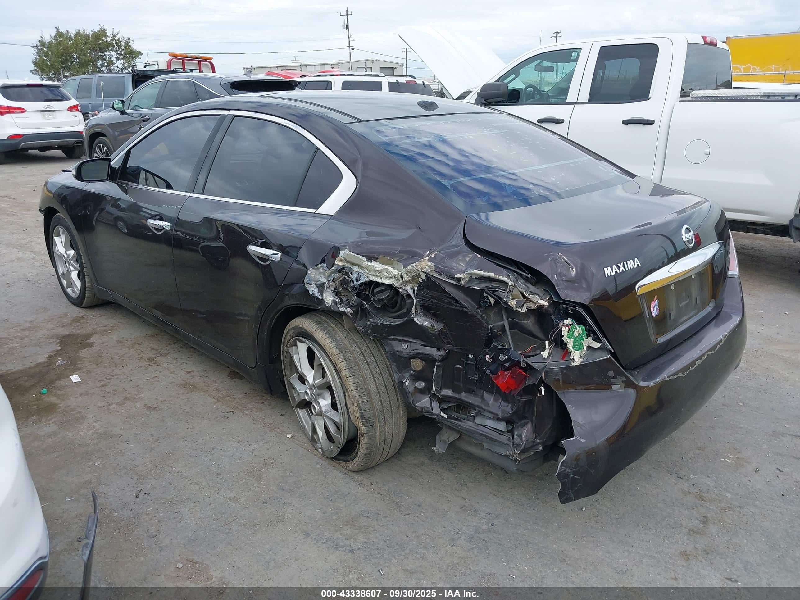 NISSAN MAXIMA image 3