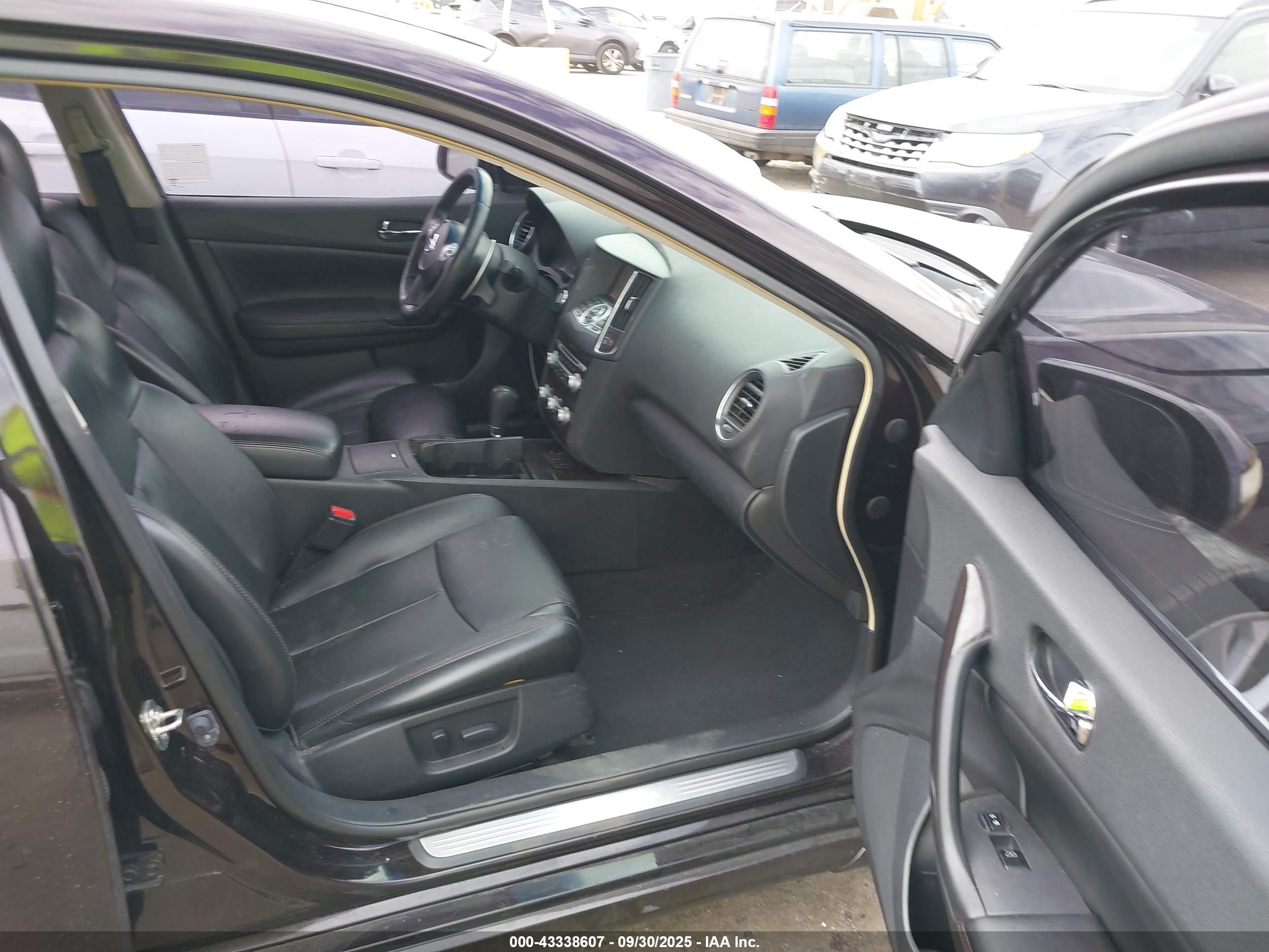 NISSAN MAXIMA image 5