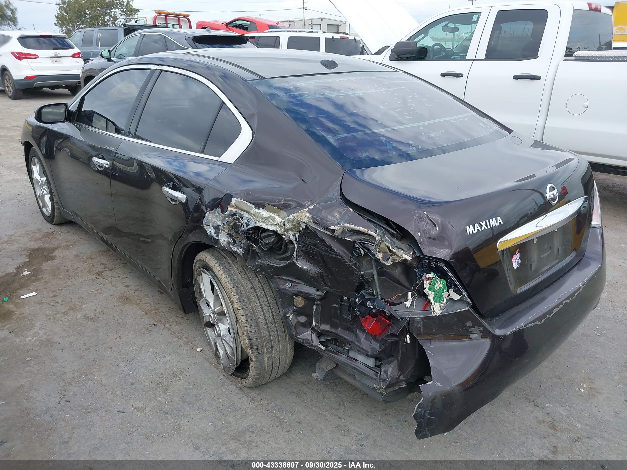 NISSAN MAXIMA image 6