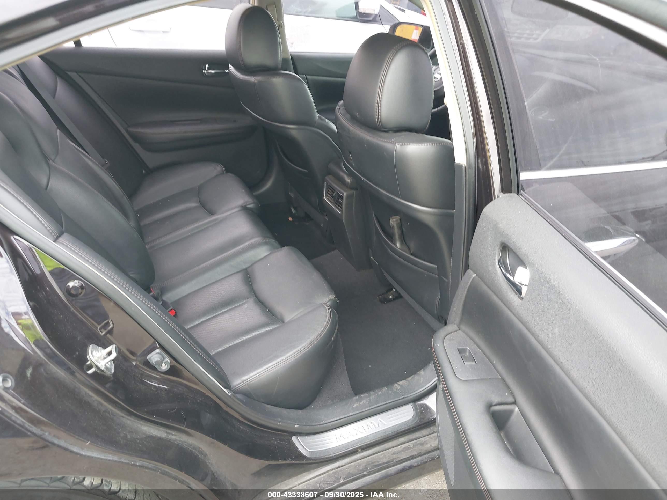 NISSAN MAXIMA image 8
