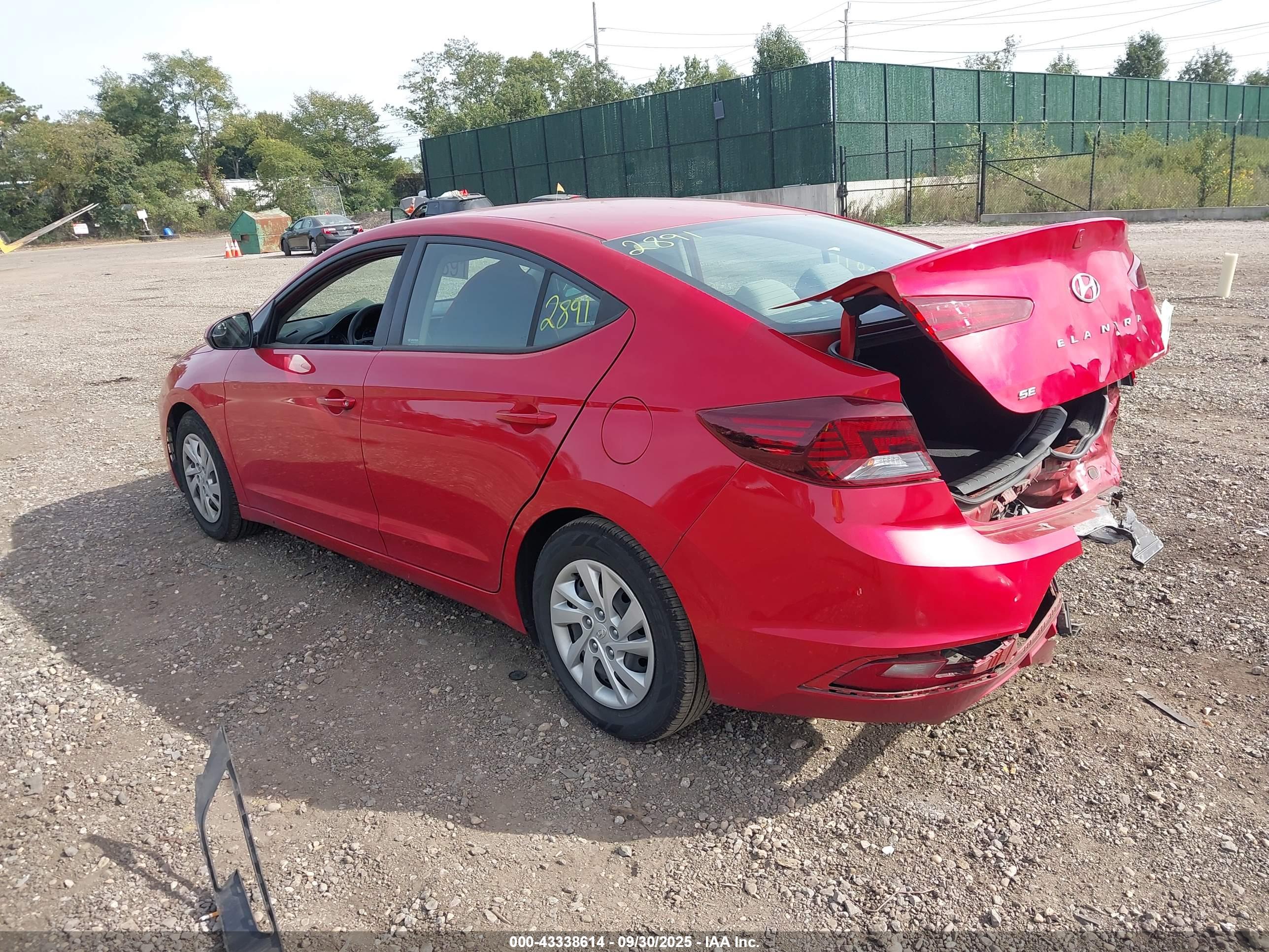 HYUNDAI ELANTRA image 3
