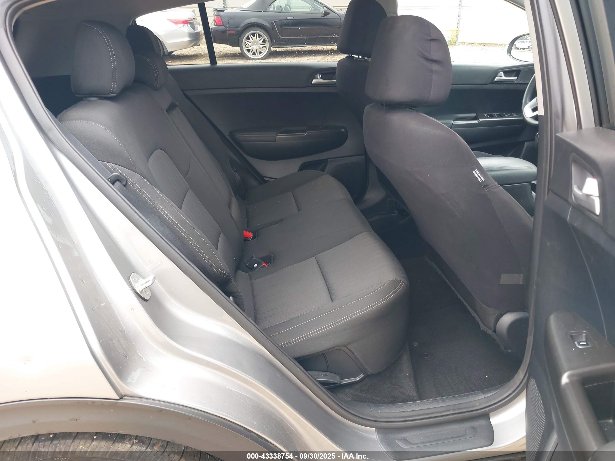 KIA SPORTAGE image 8