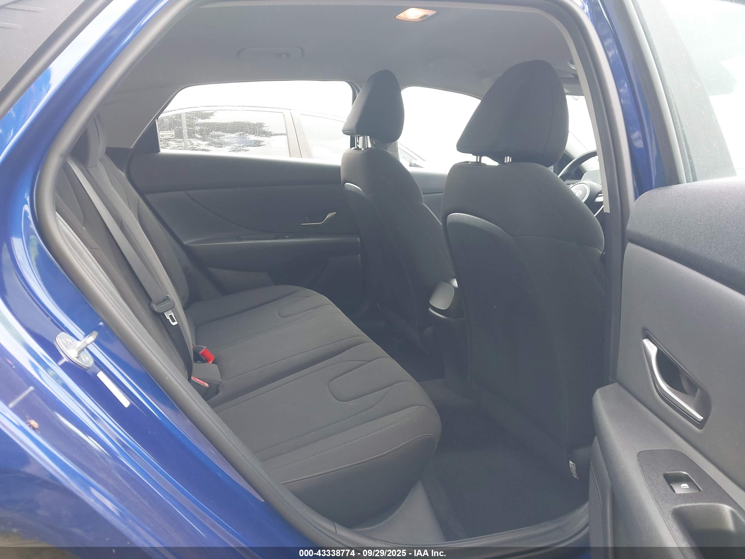 HYUNDAI ELANTRA image 8