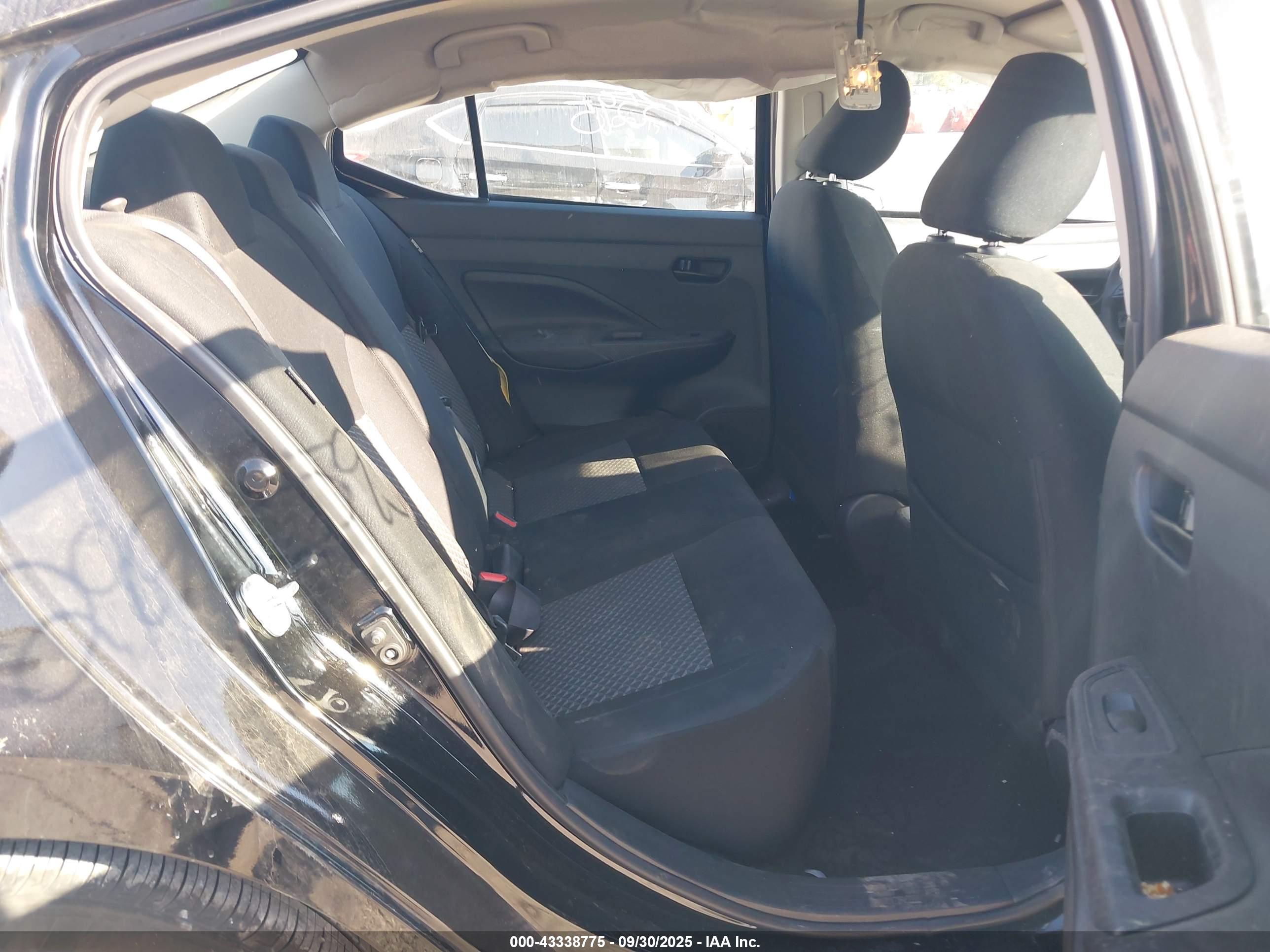 NISSAN VERSA image 8