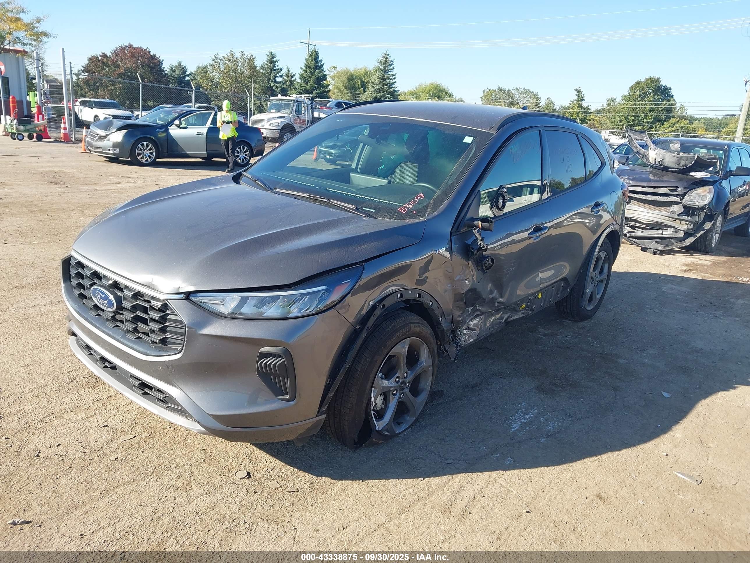 FORD ESCAPE image 2