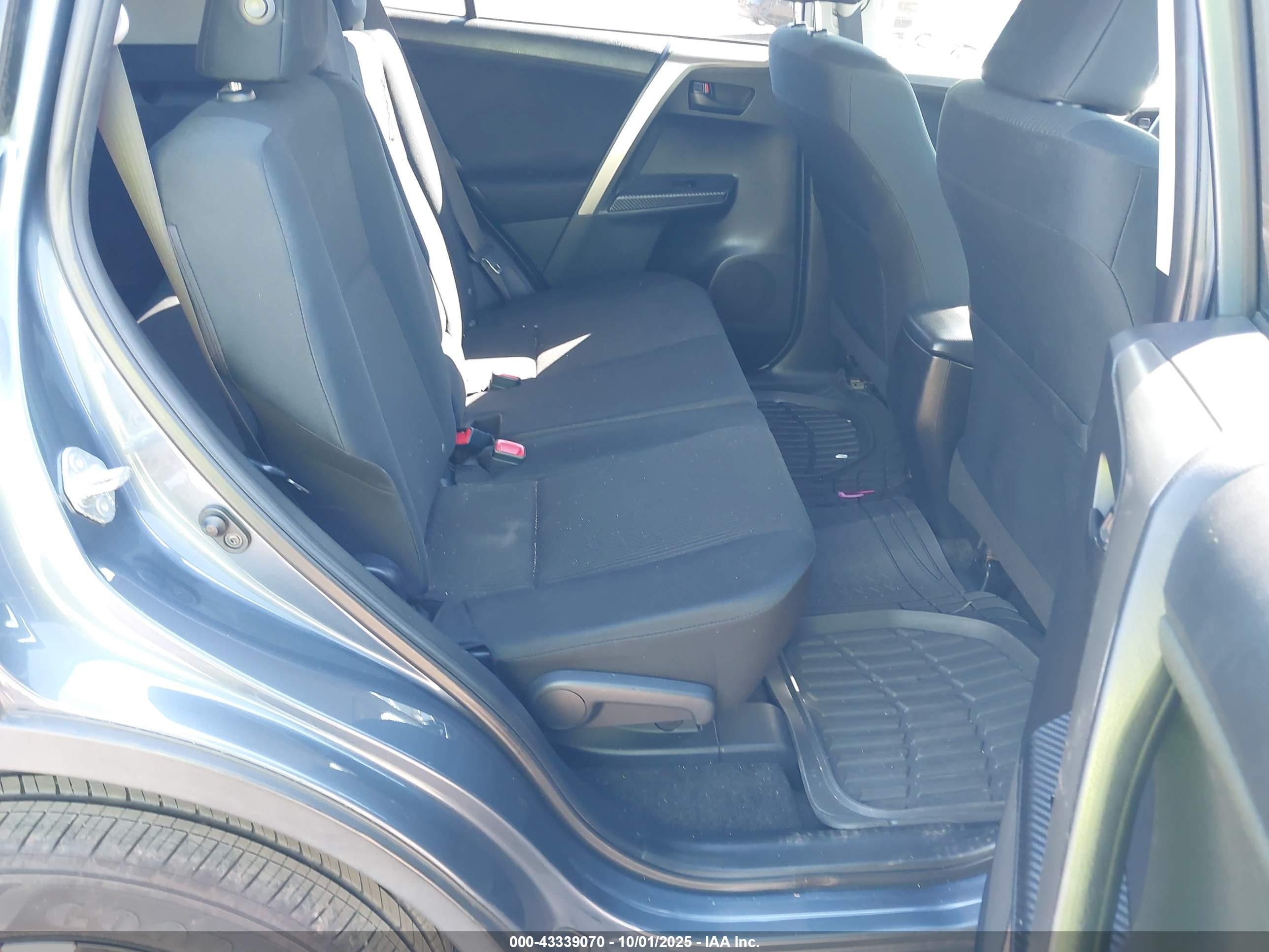 TOYOTA RAV4 image 8