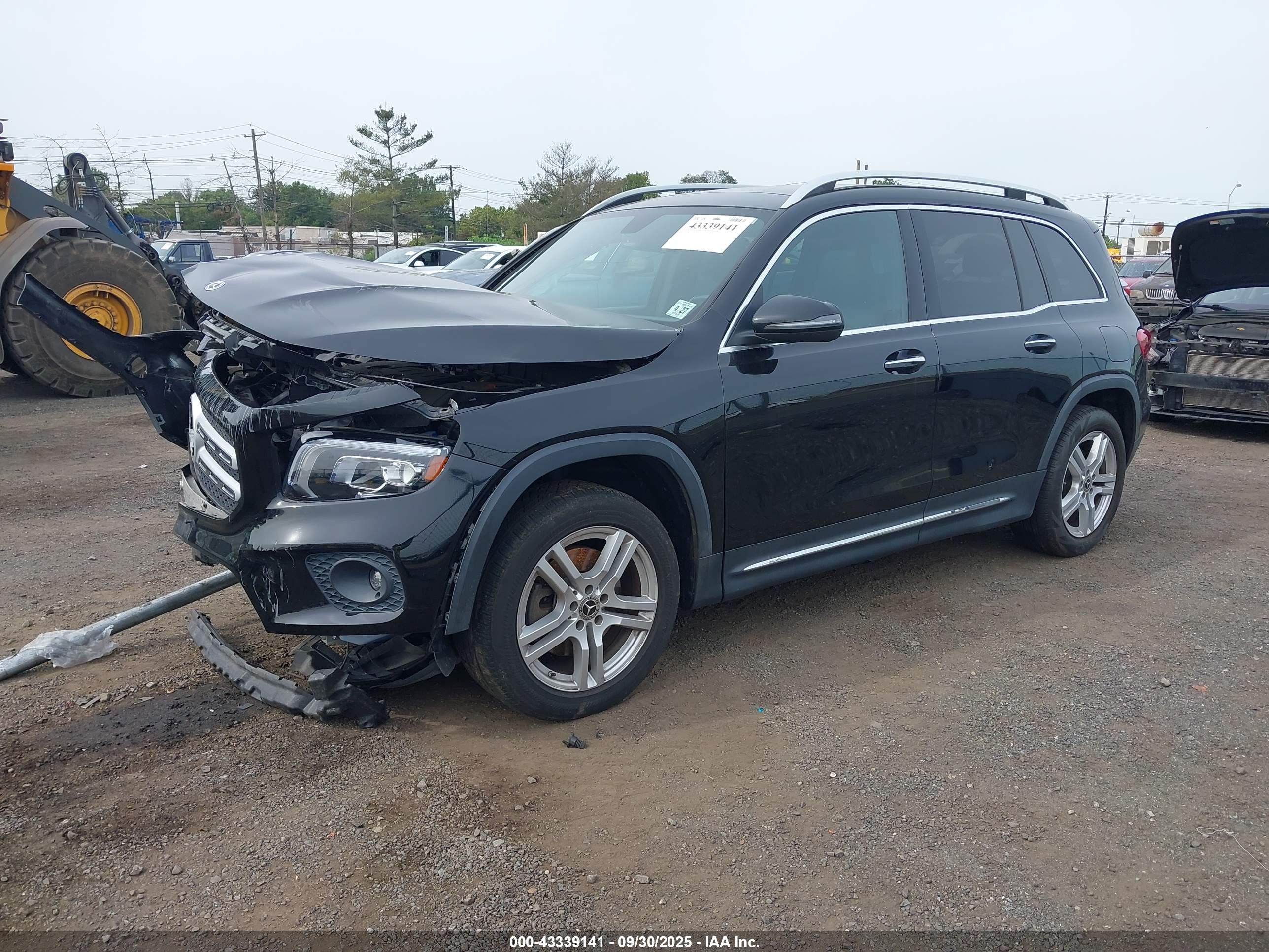 MERCEDES-BENZ GLB image 2