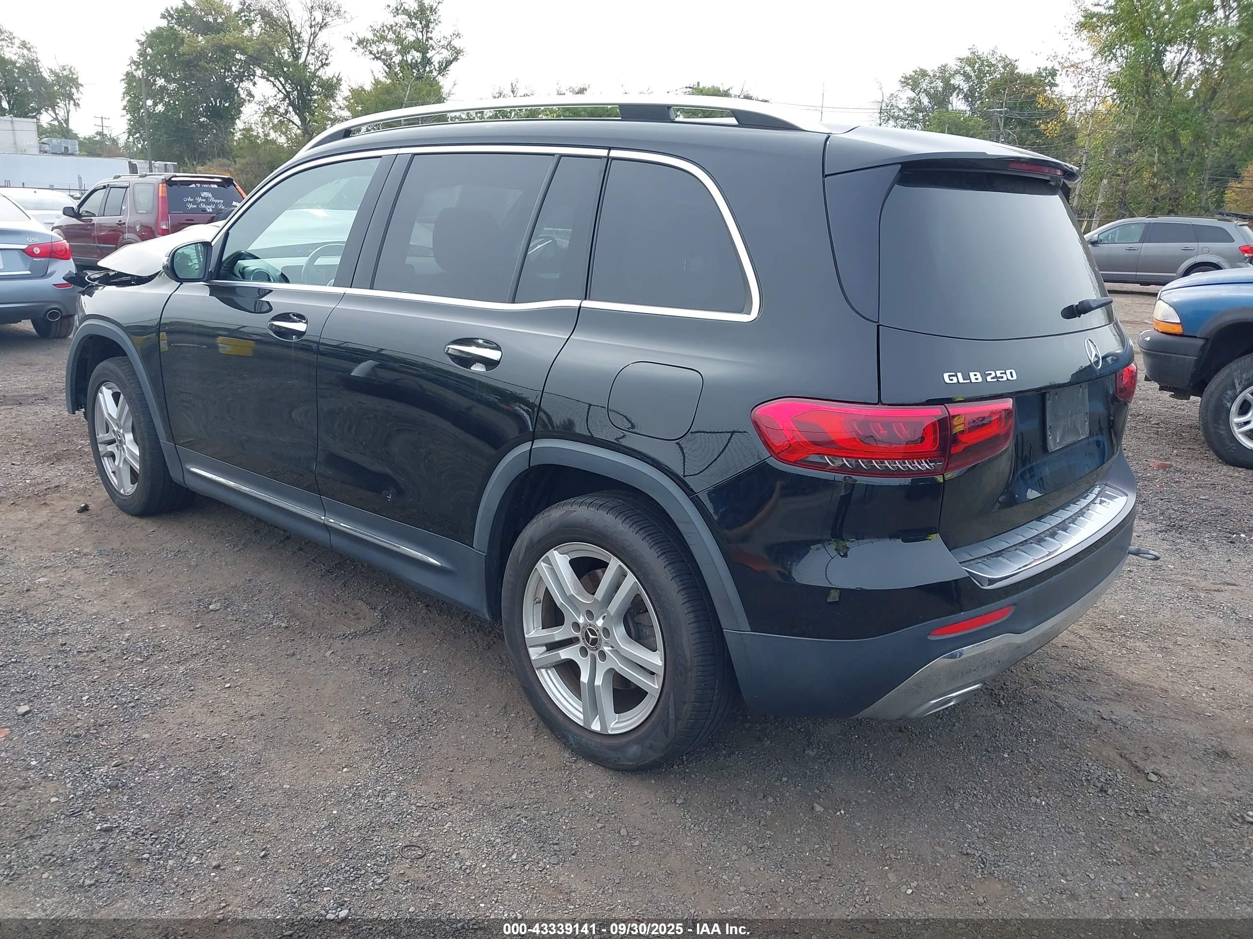MERCEDES-BENZ GLB image 3