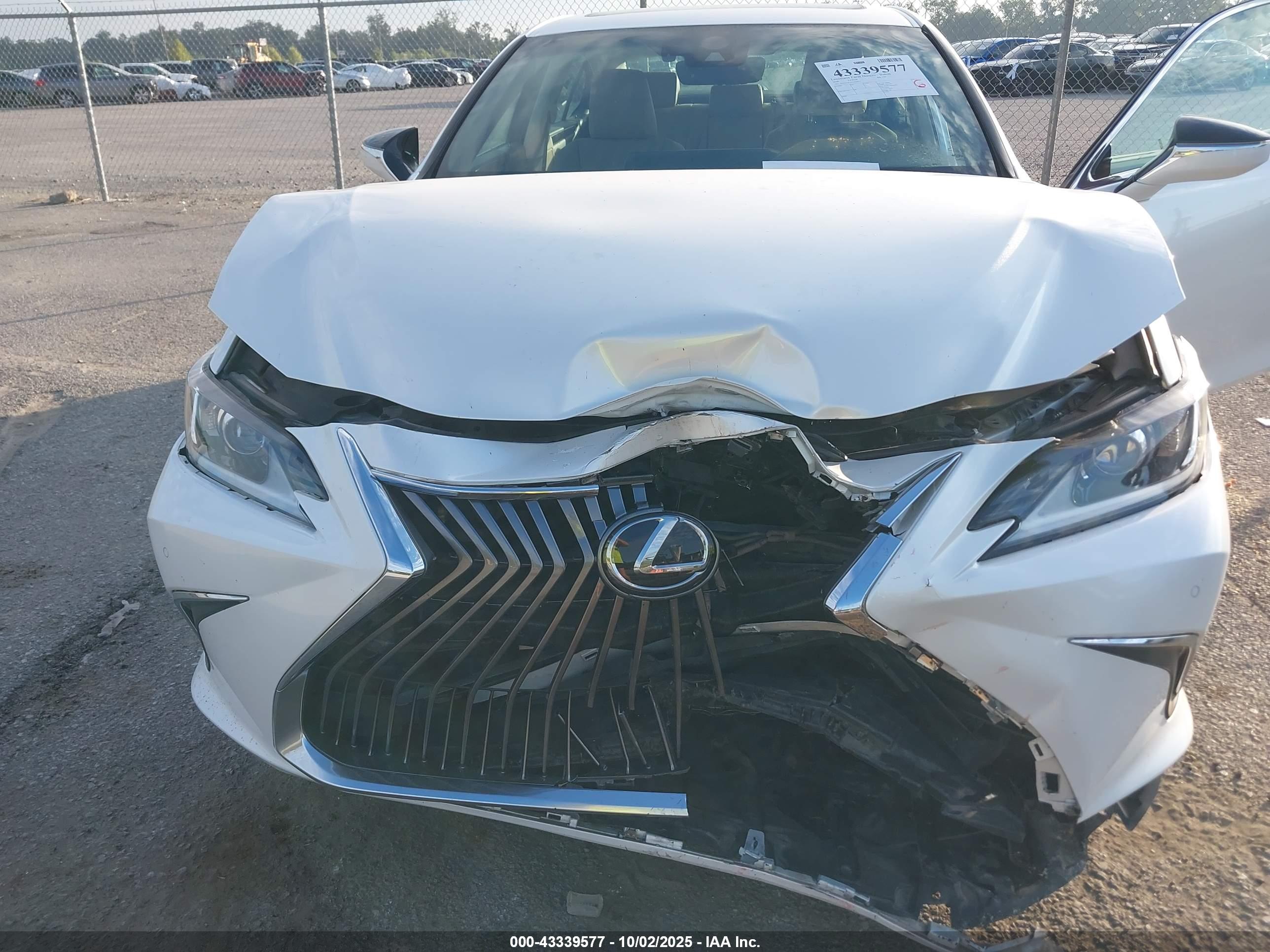 LEXUS ES image 10