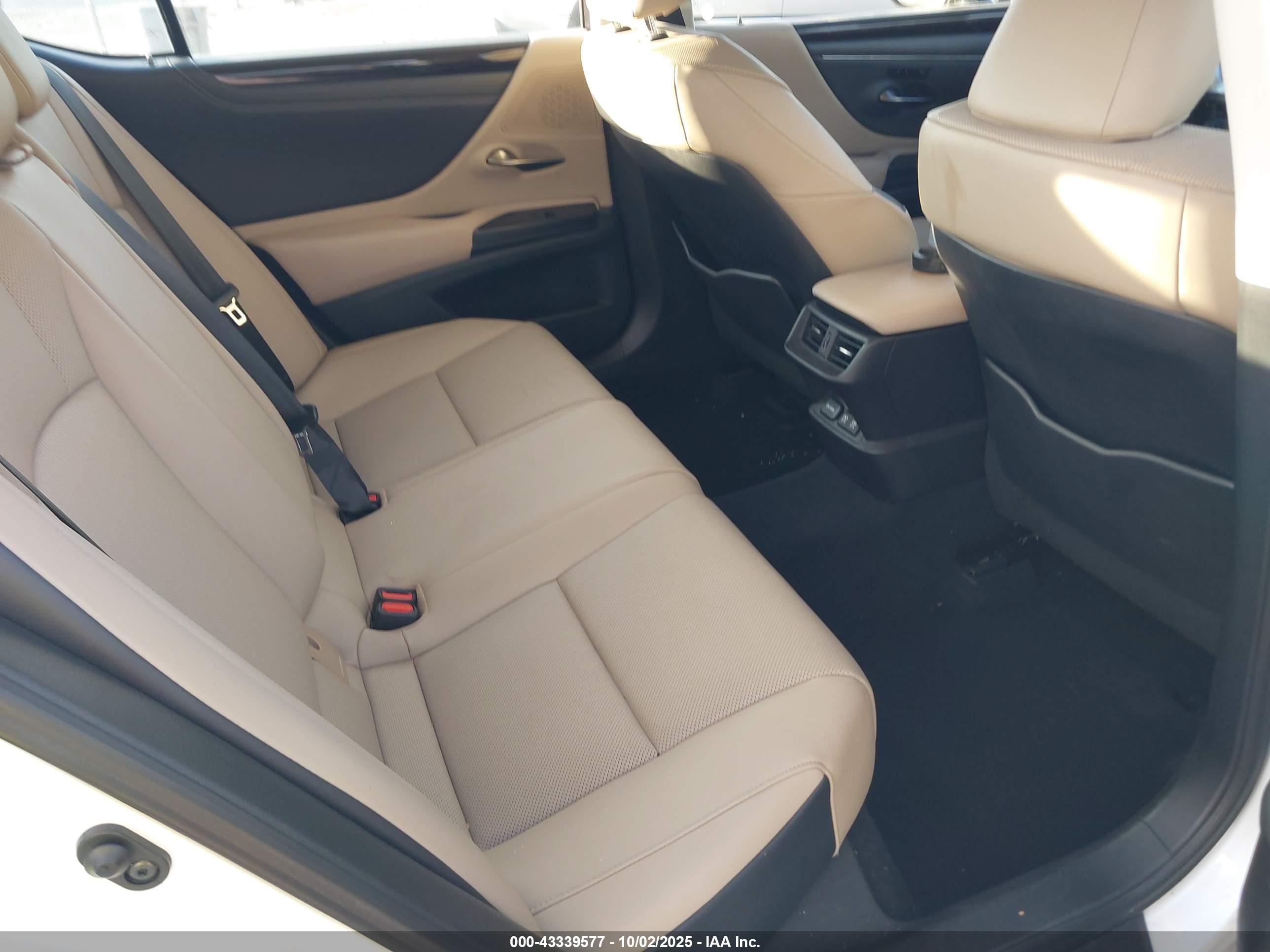 LEXUS ES image 8