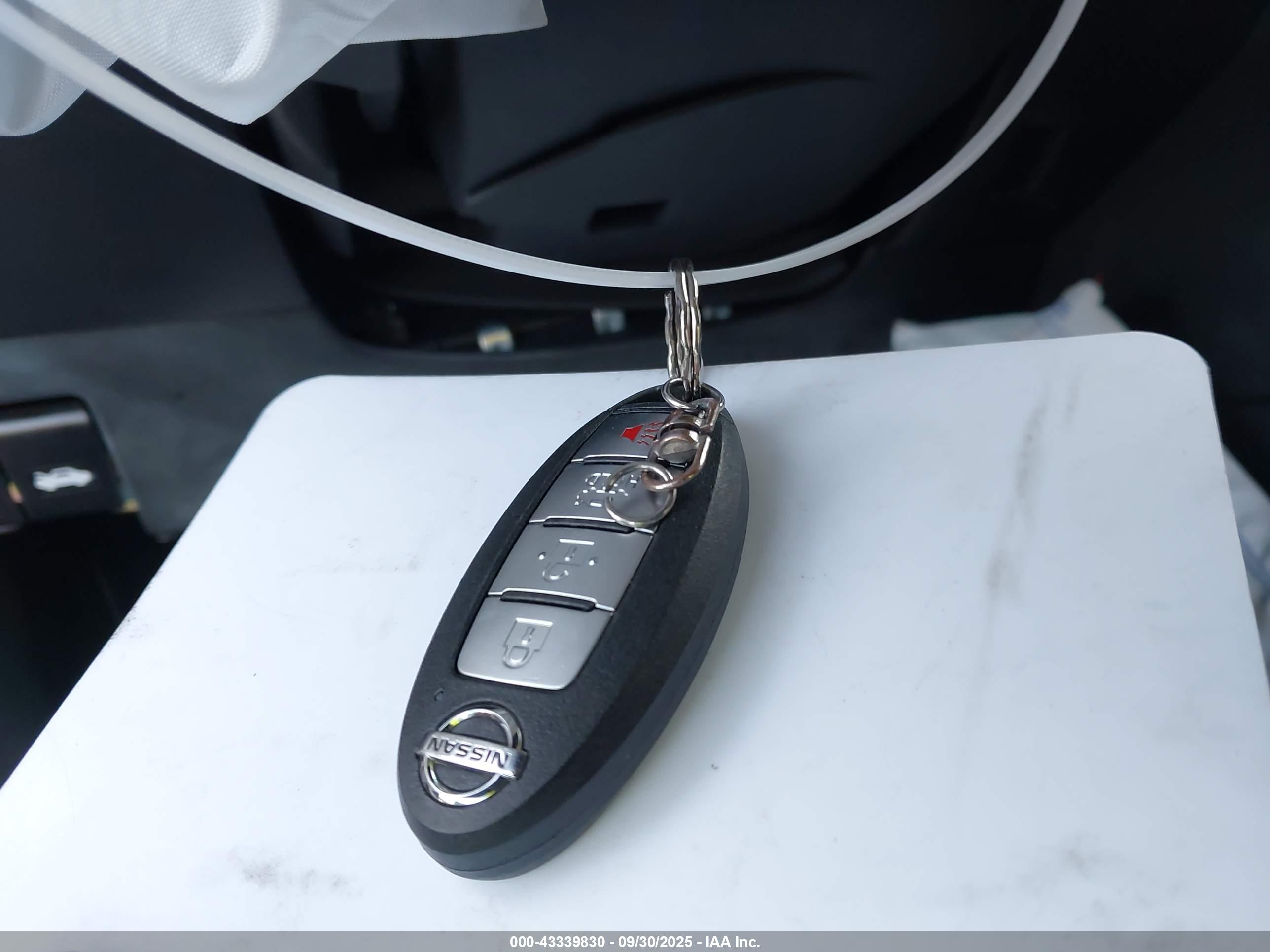 NISSAN VERSA image 11