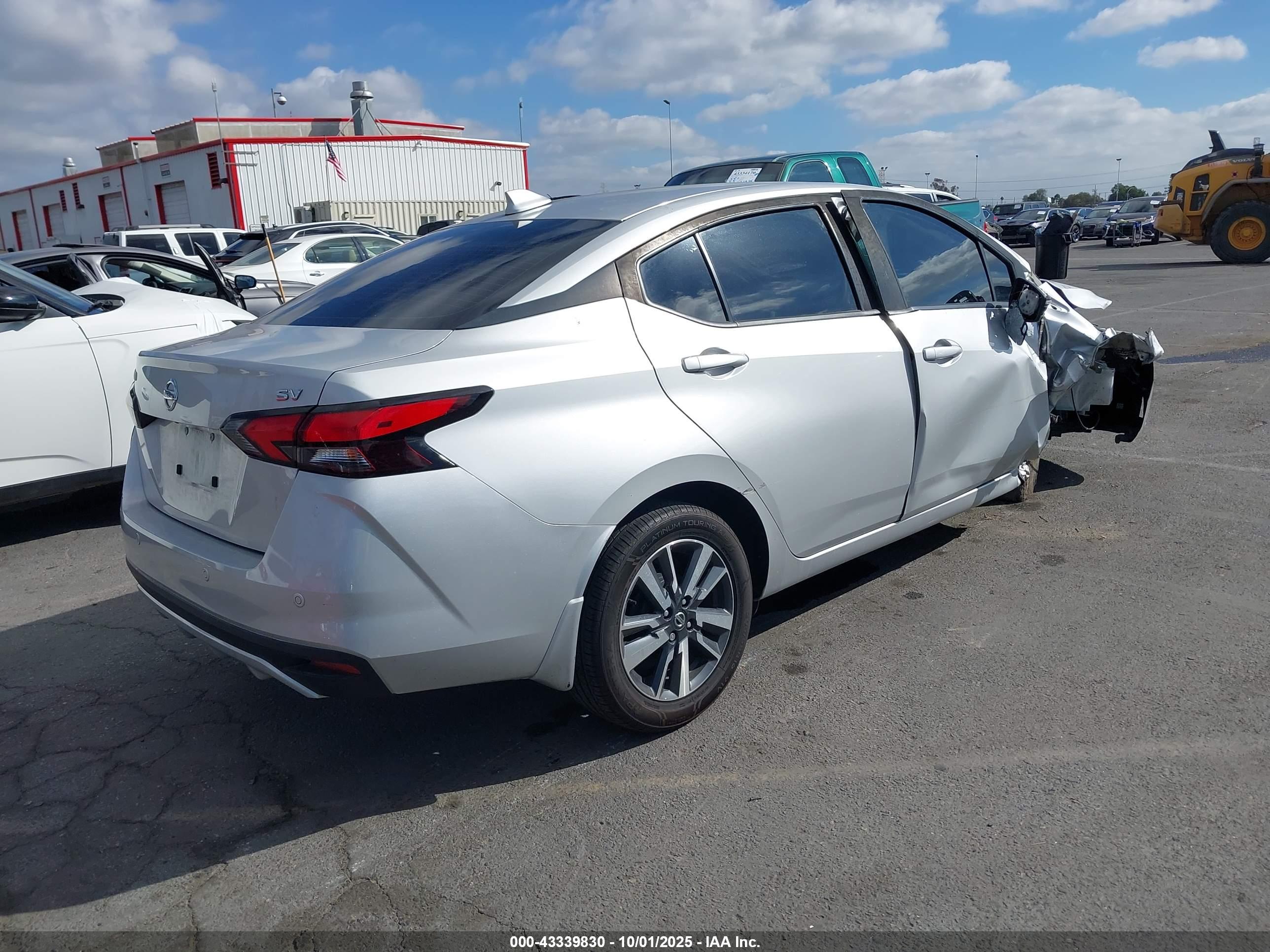 NISSAN VERSA image 4