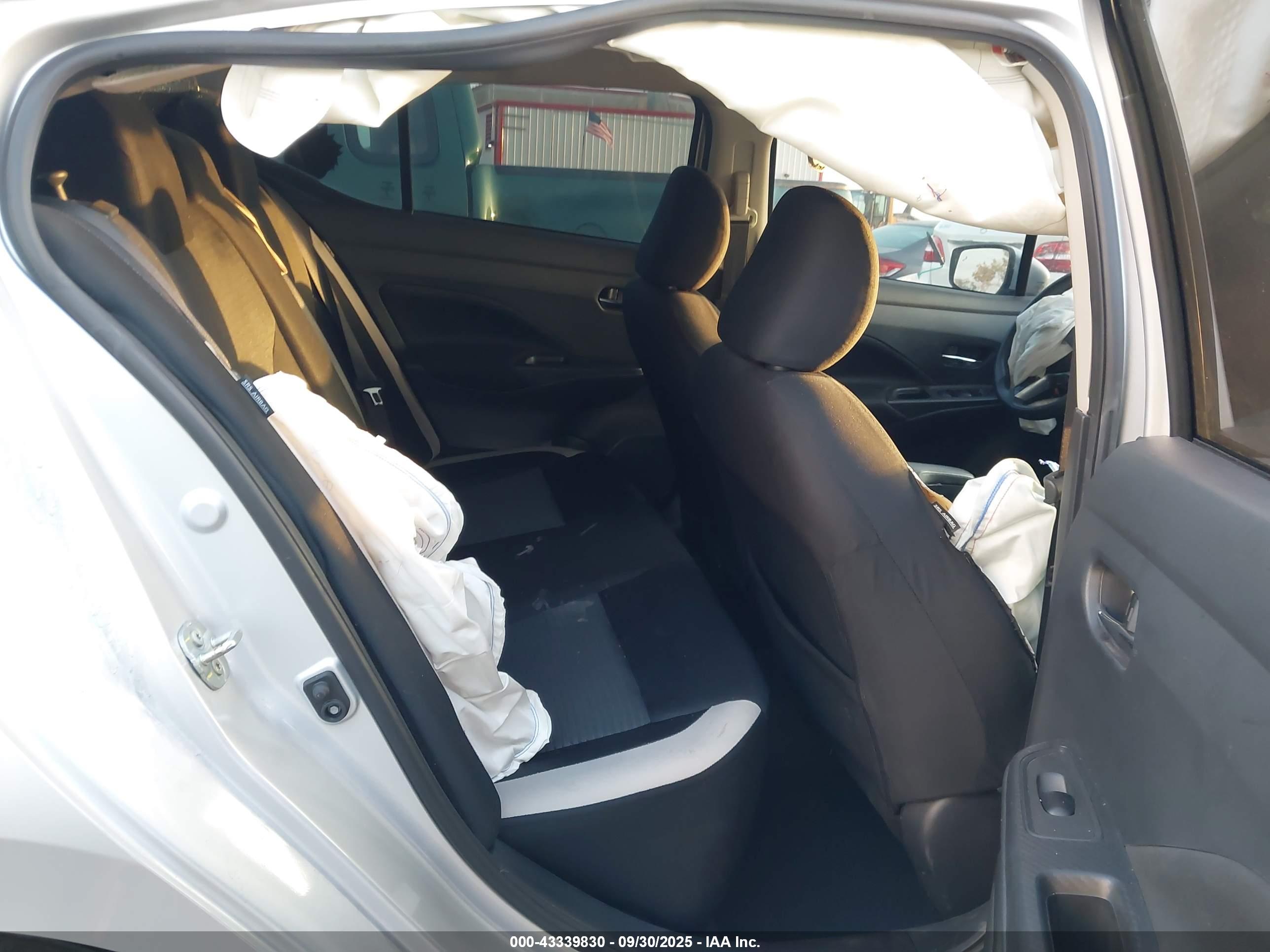 NISSAN VERSA image 8