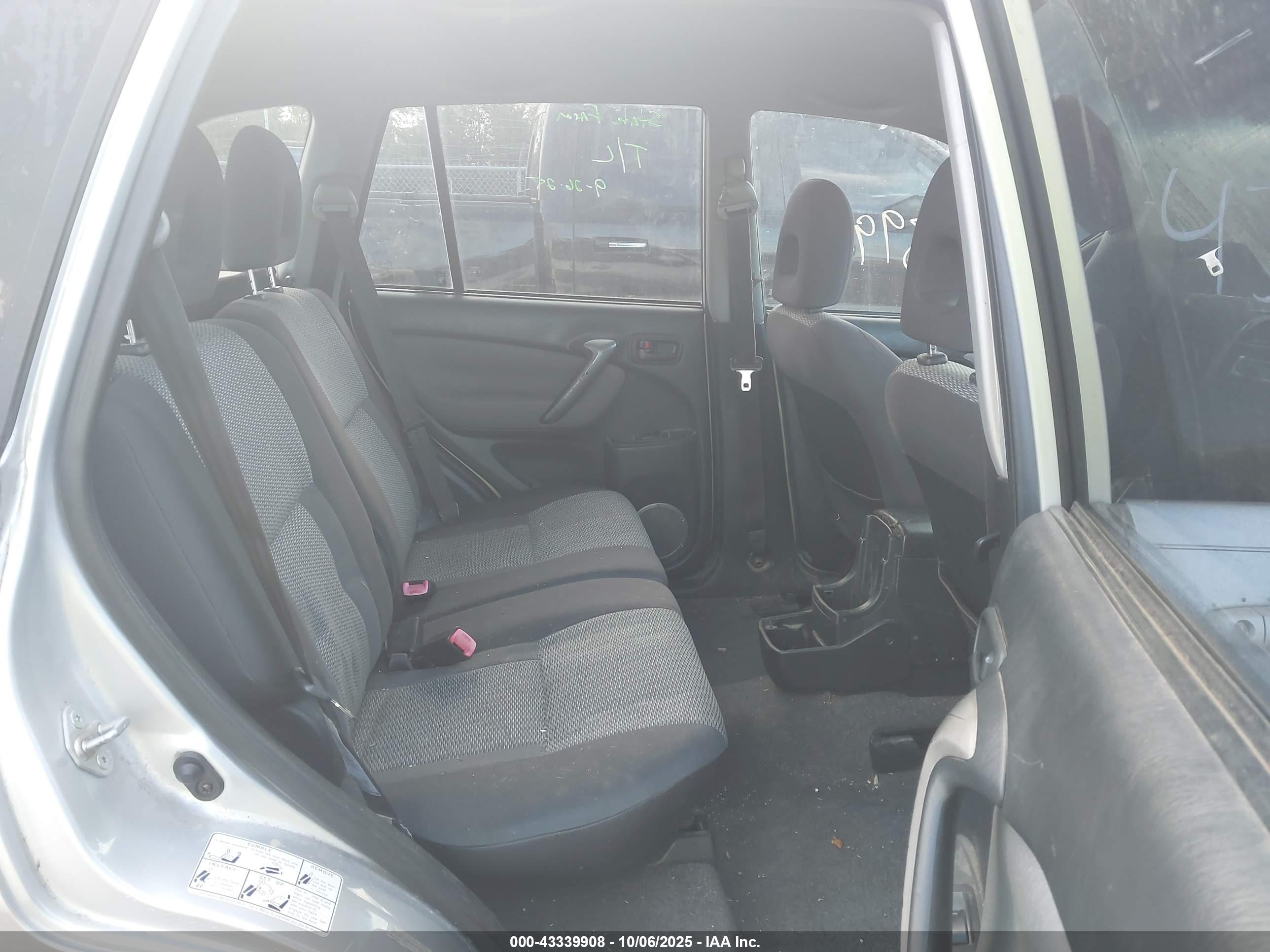 TOYOTA RAV4 image 8