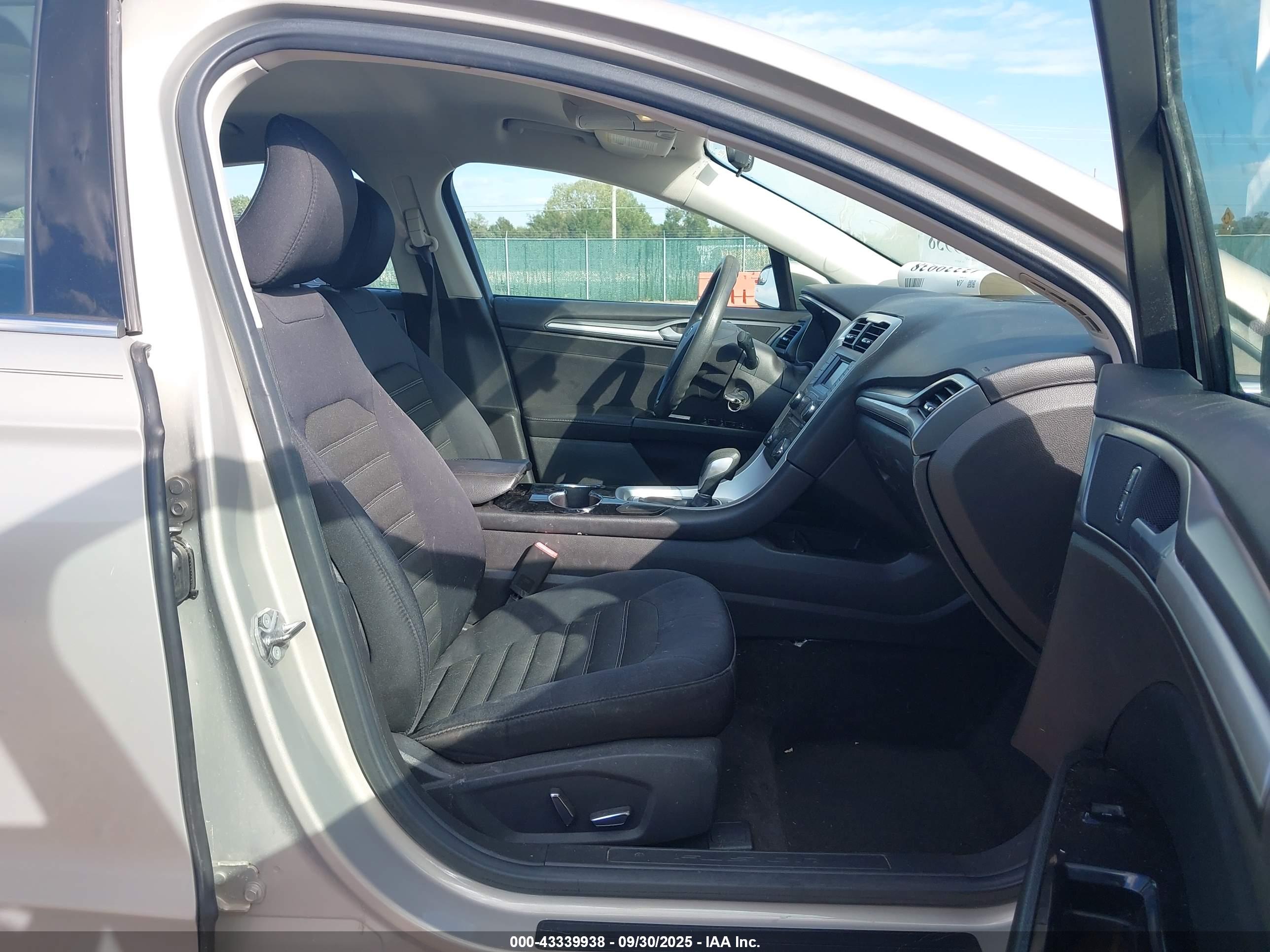 FORD FUSION image 5