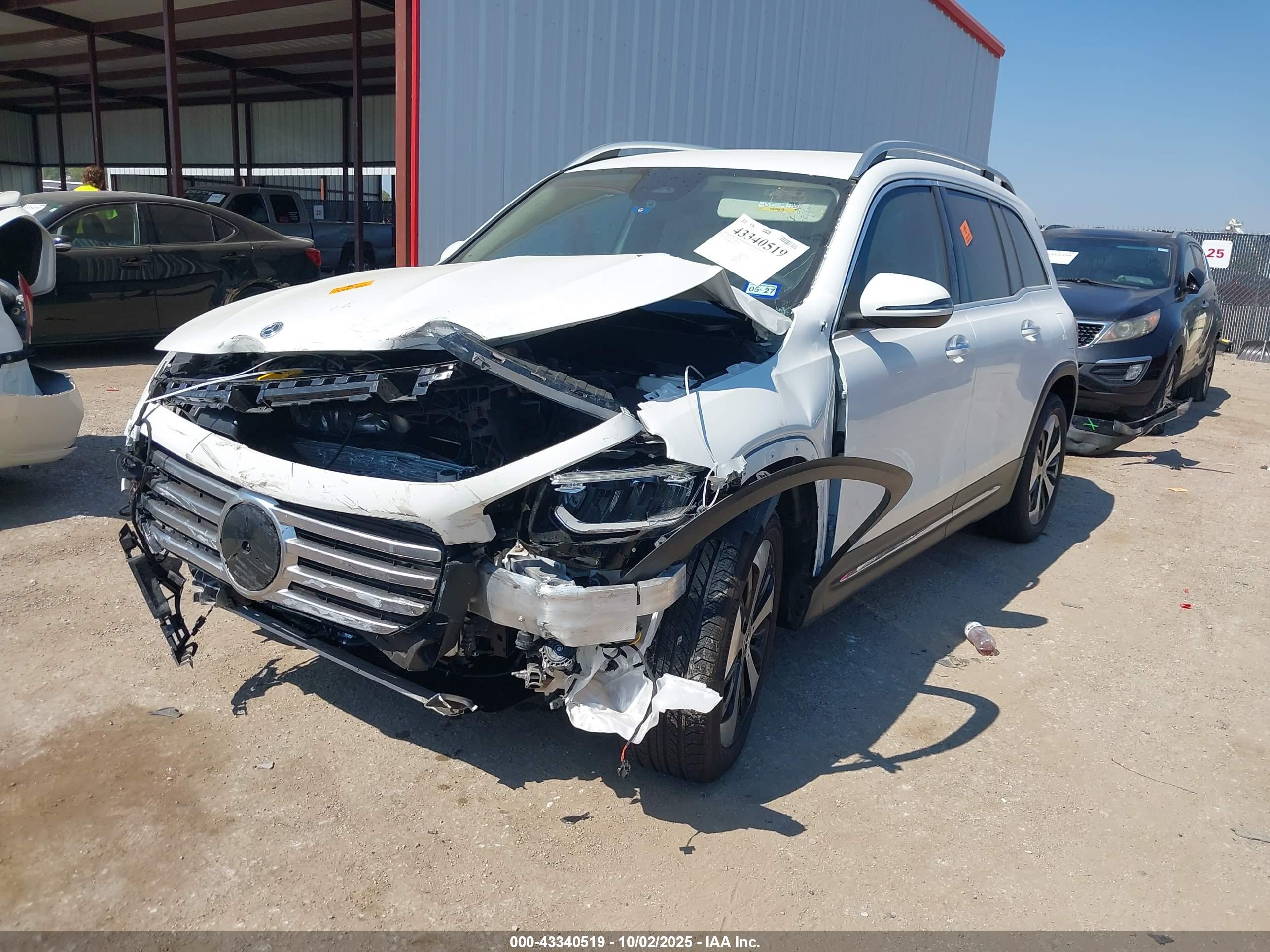 MERCEDES-BENZ GLB image 2