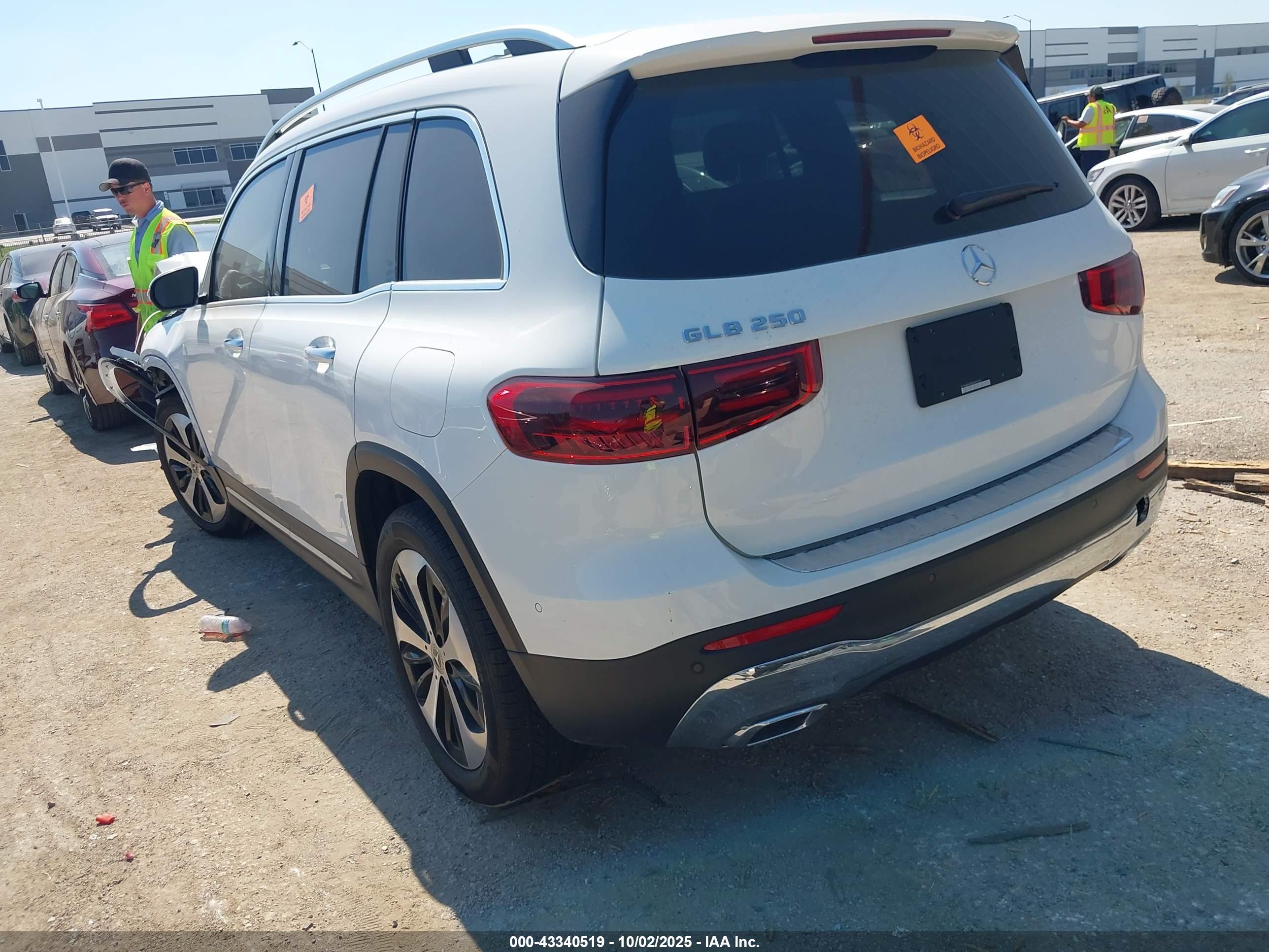 MERCEDES-BENZ GLB image 3