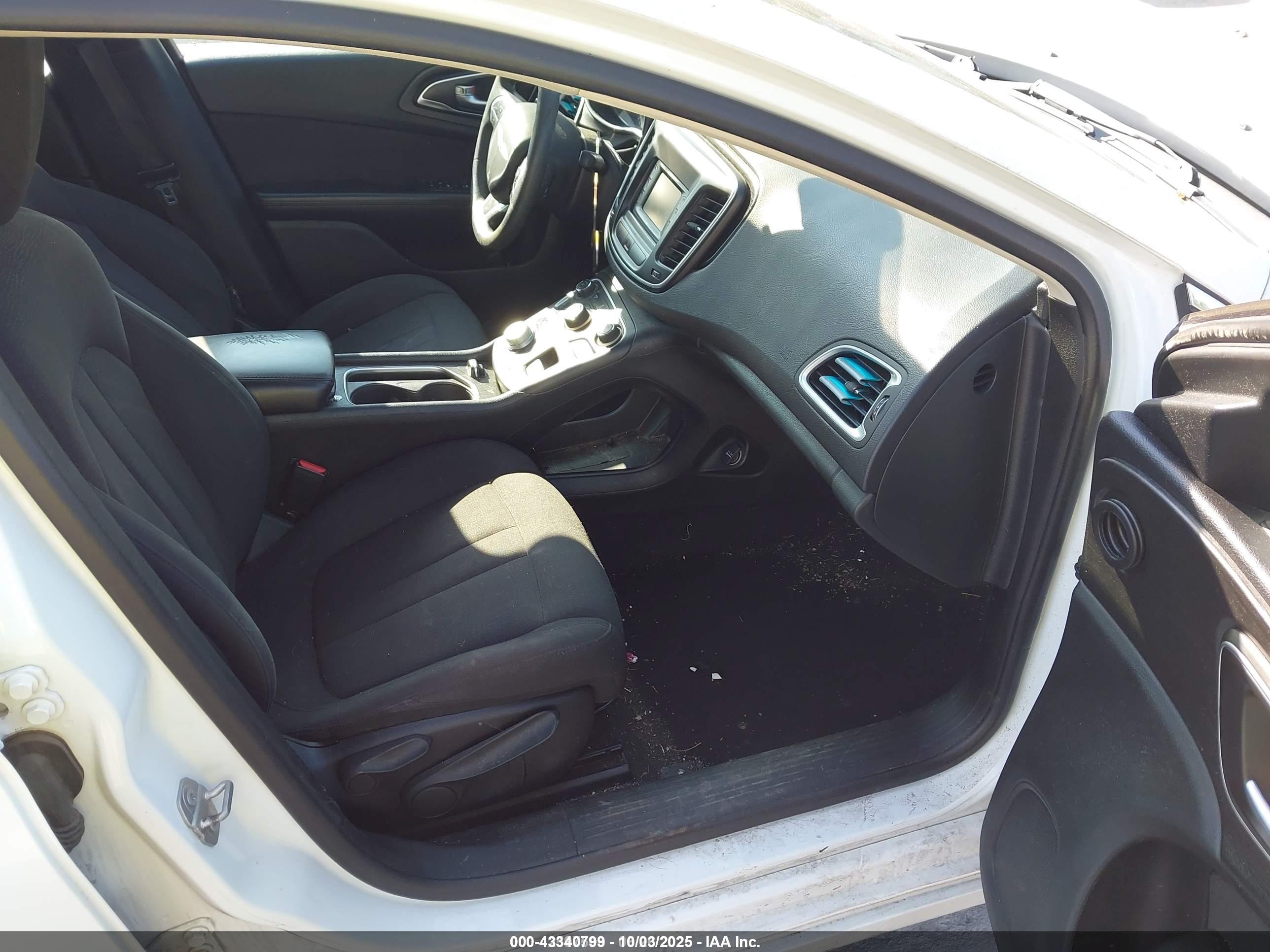 CHRYSLER 200 image 5