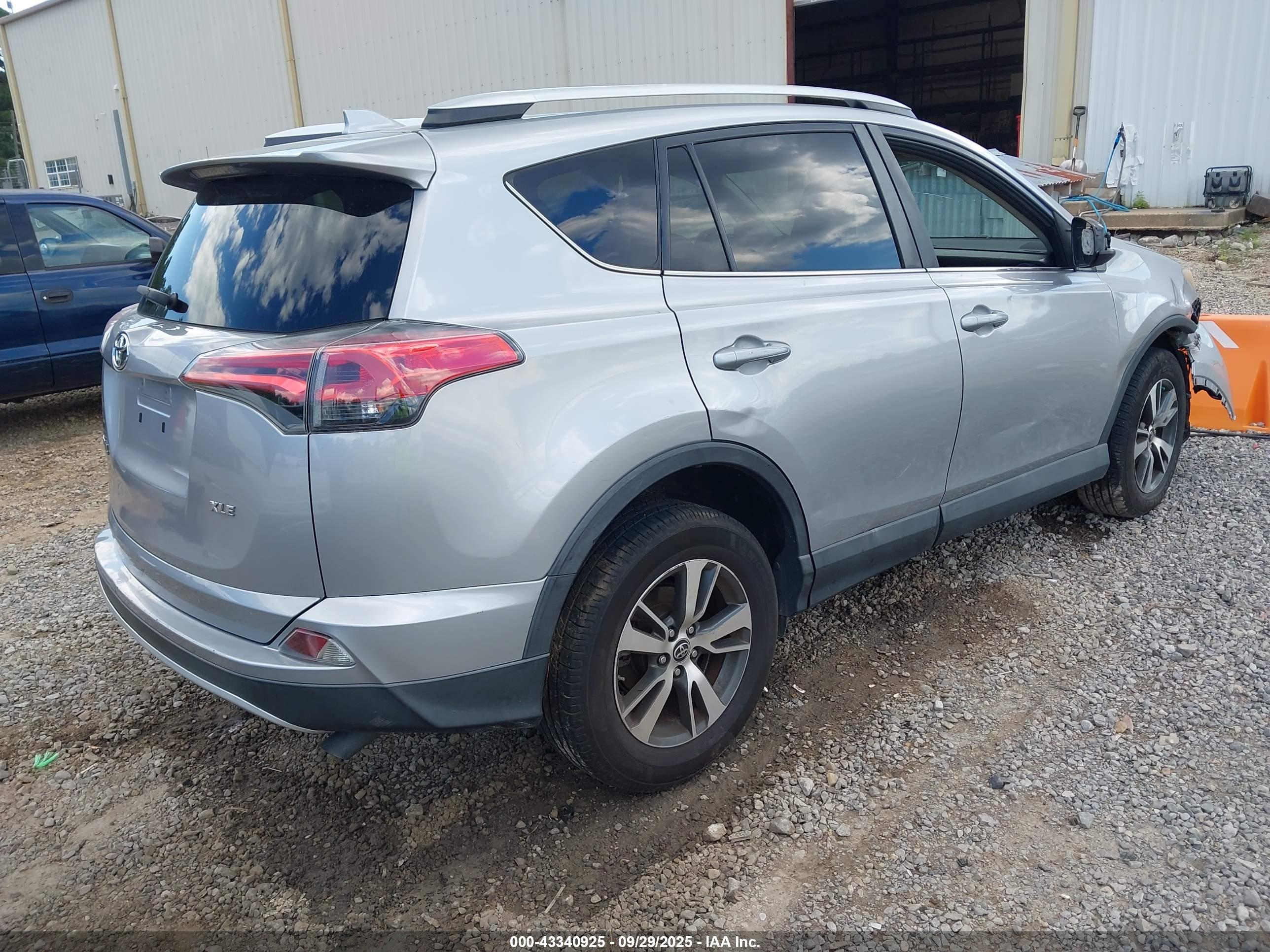 TOYOTA RAV4 image 4