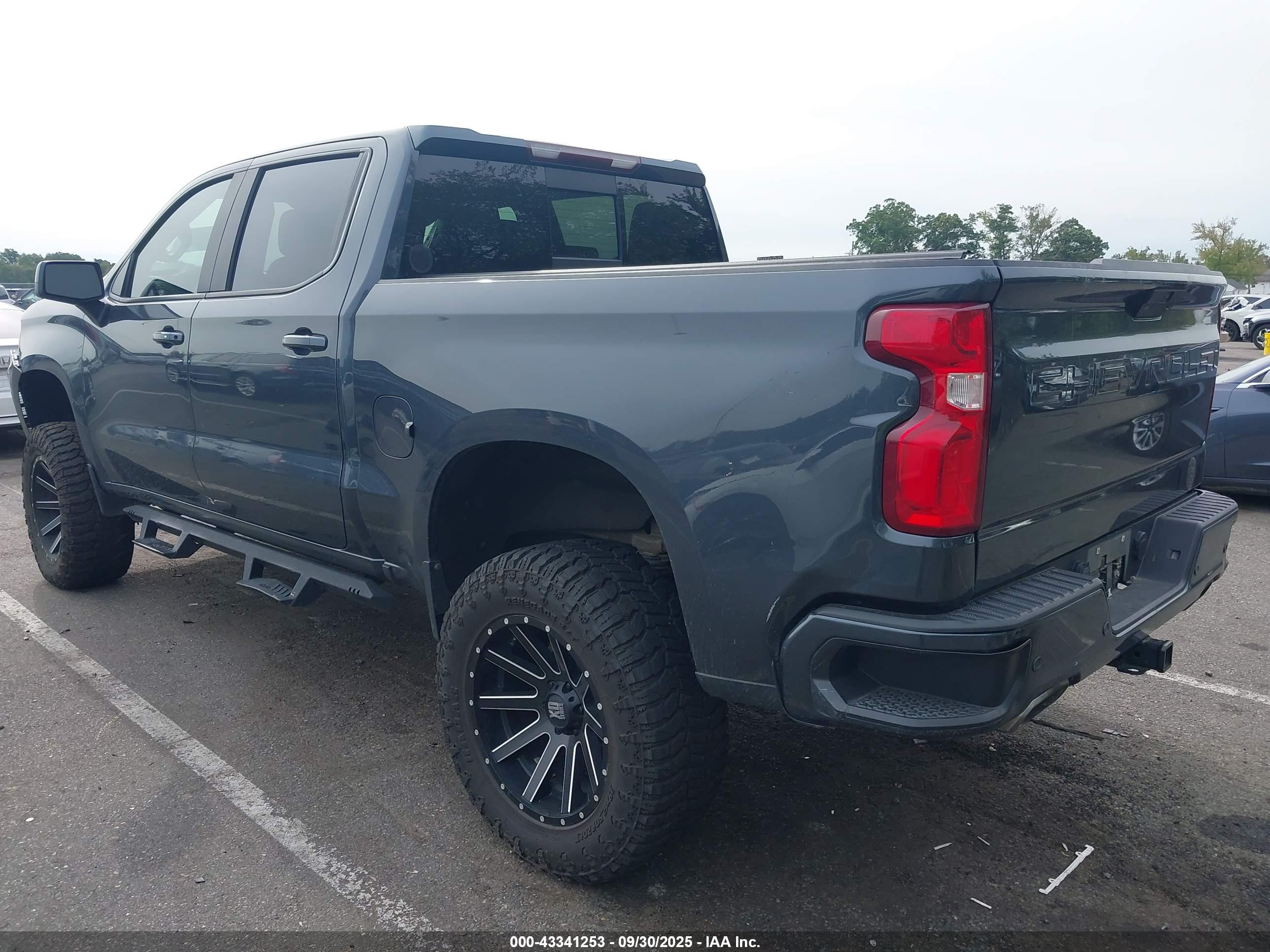CHEVROLET SILVERADO image 3