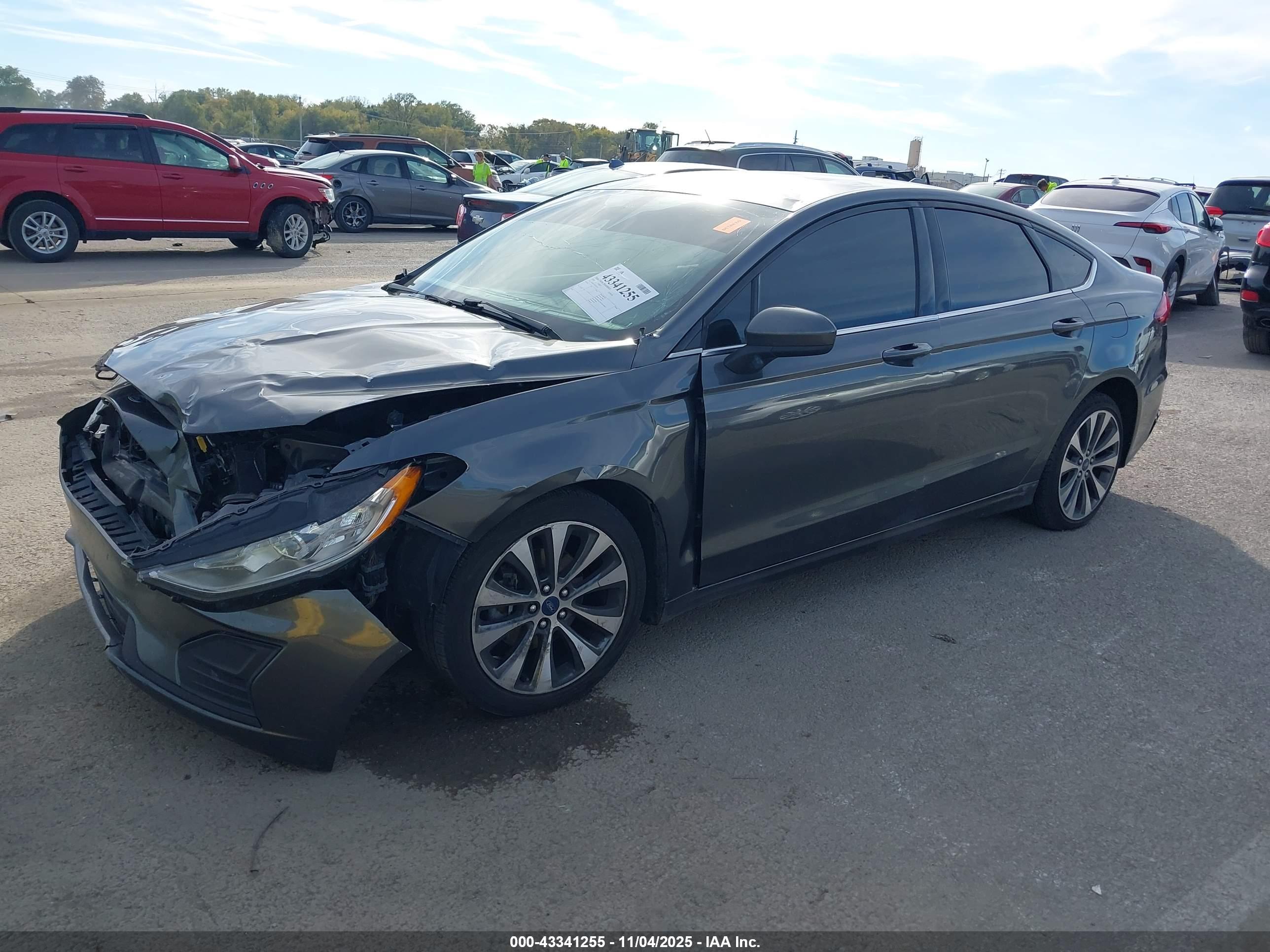 FORD FUSION image 2