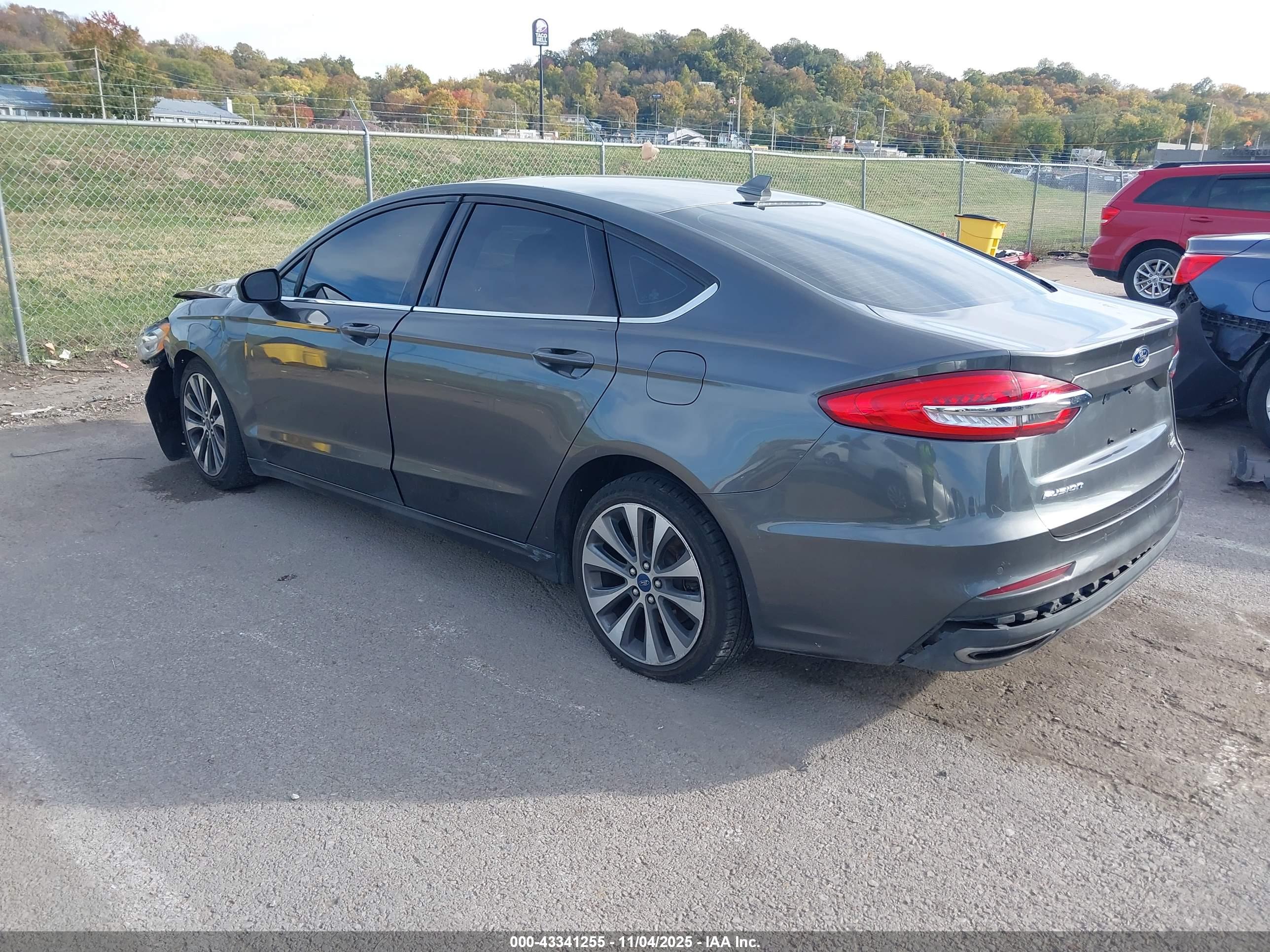 FORD FUSION image 3