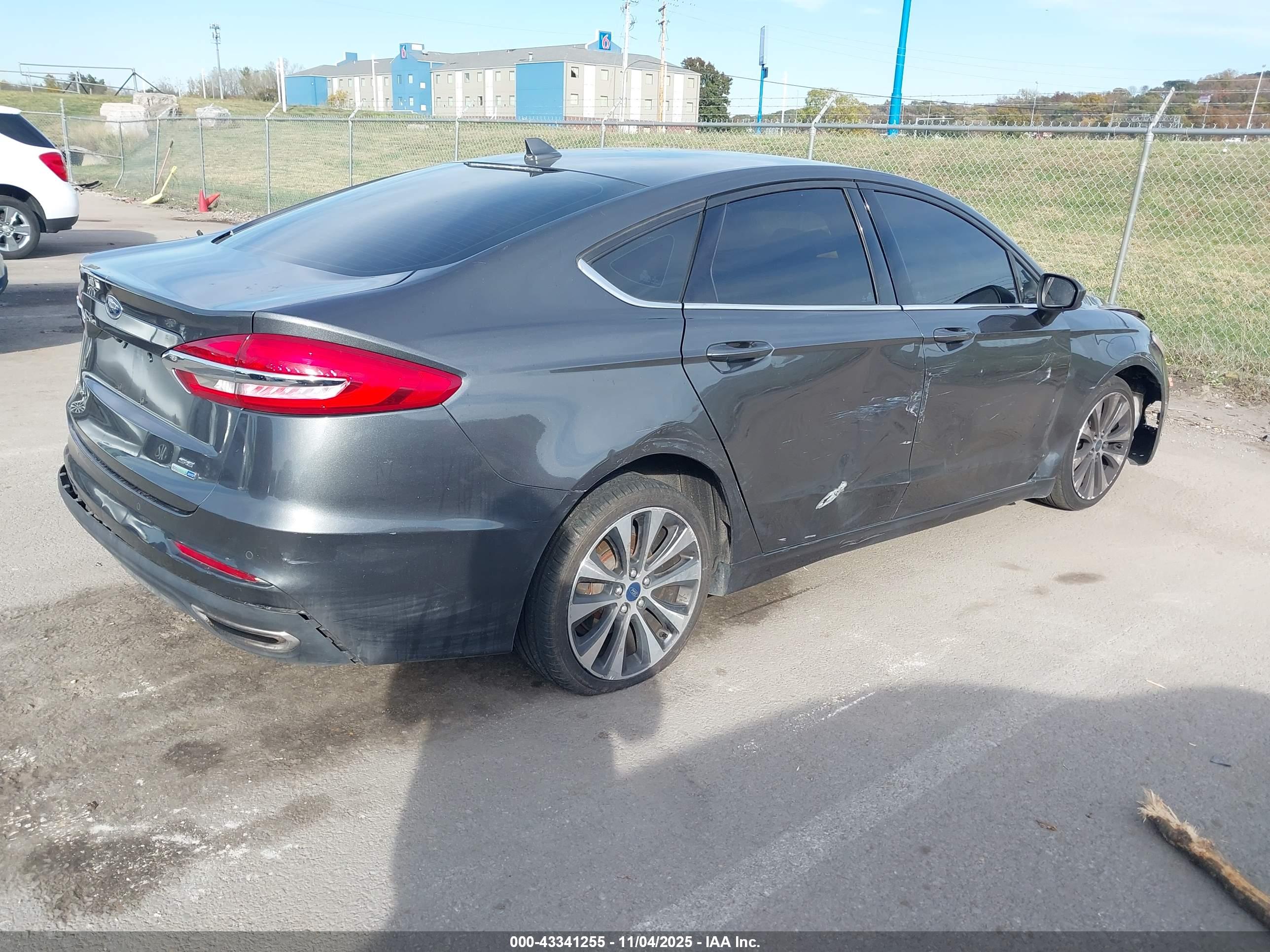 FORD FUSION image 4
