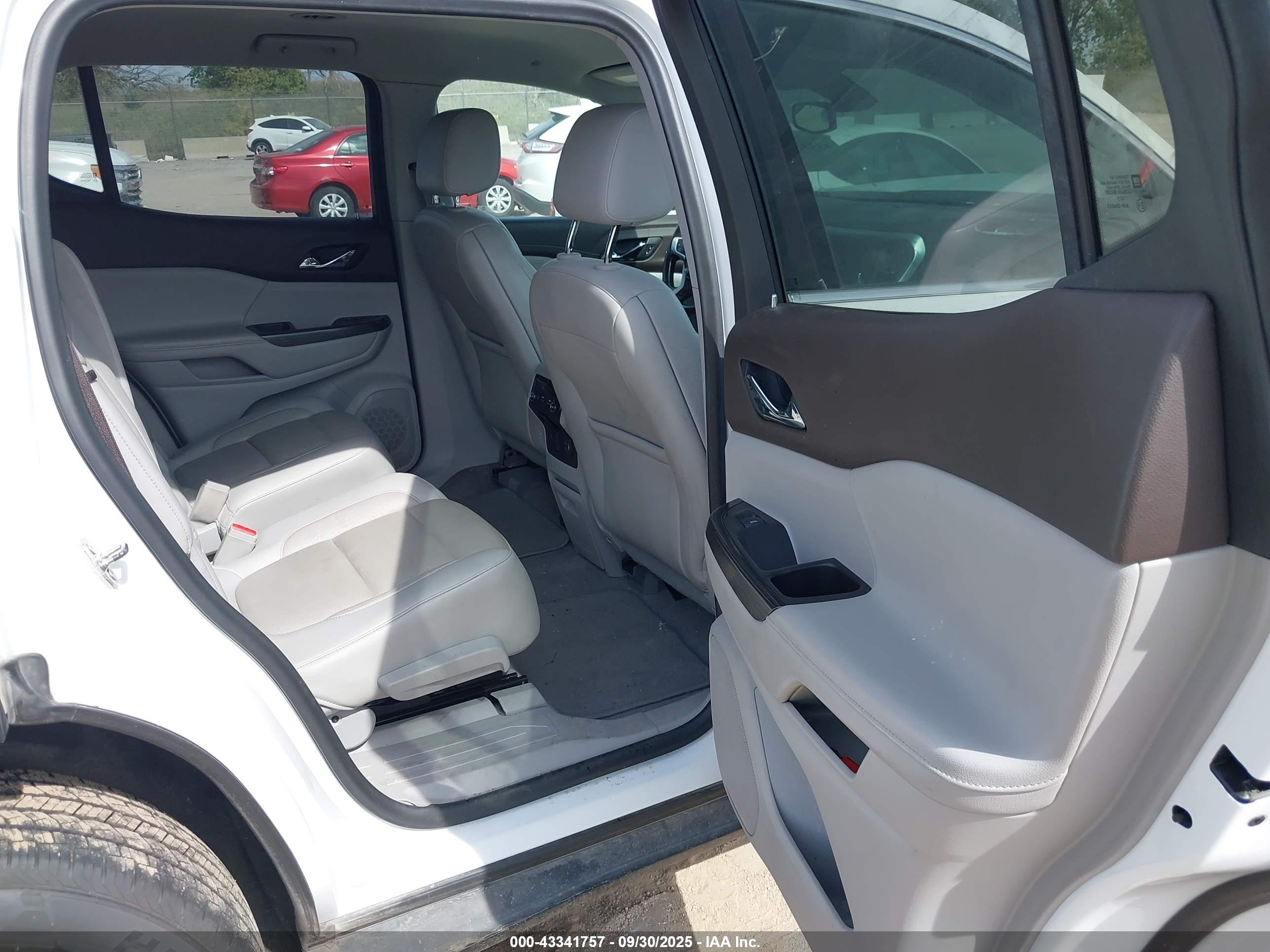 GMC ACADIA image 8