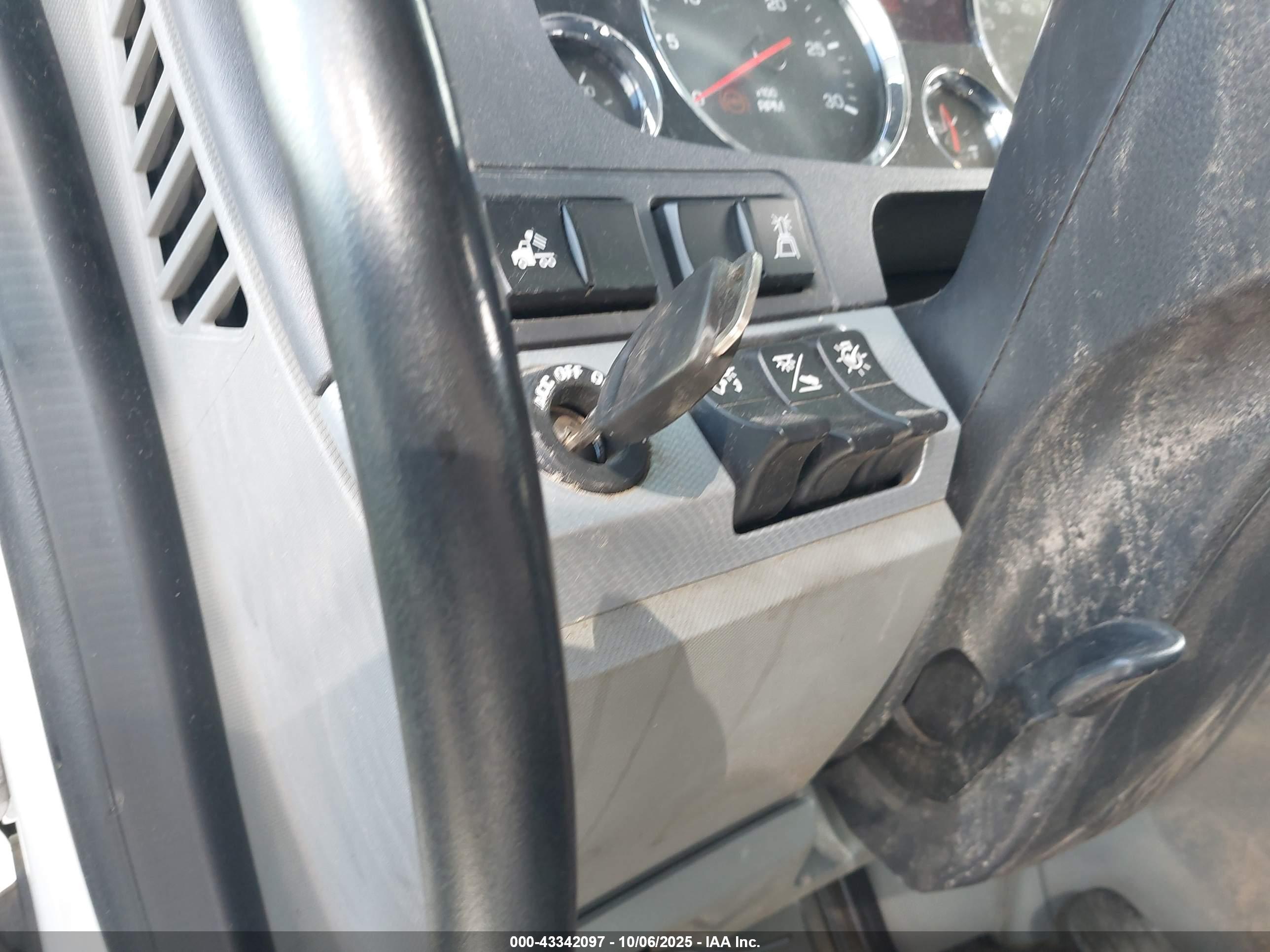 KENWORTH T880 image 11
