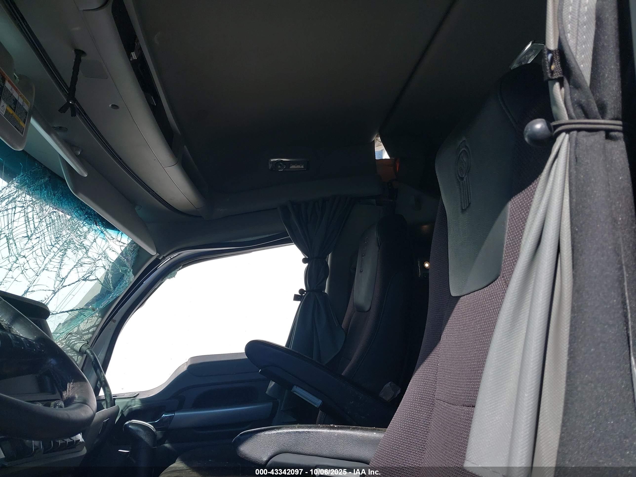 KENWORTH T880 image 8