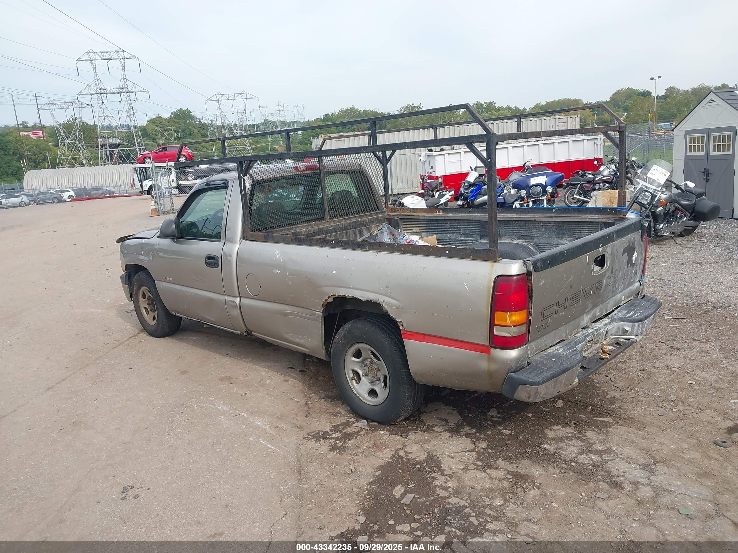 CHEVROLET SILVERADO image 3