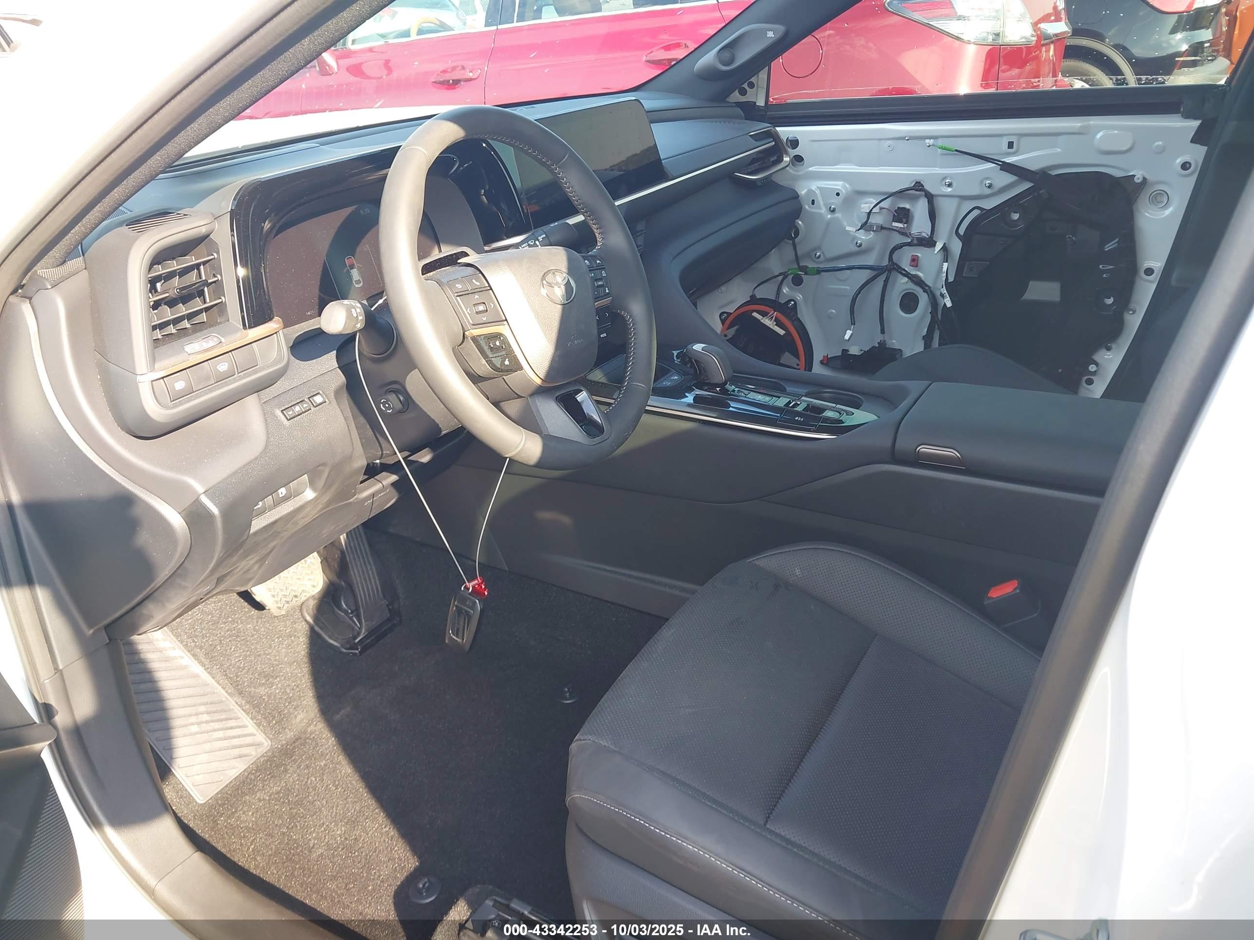 TOYOTA CROWN image 5