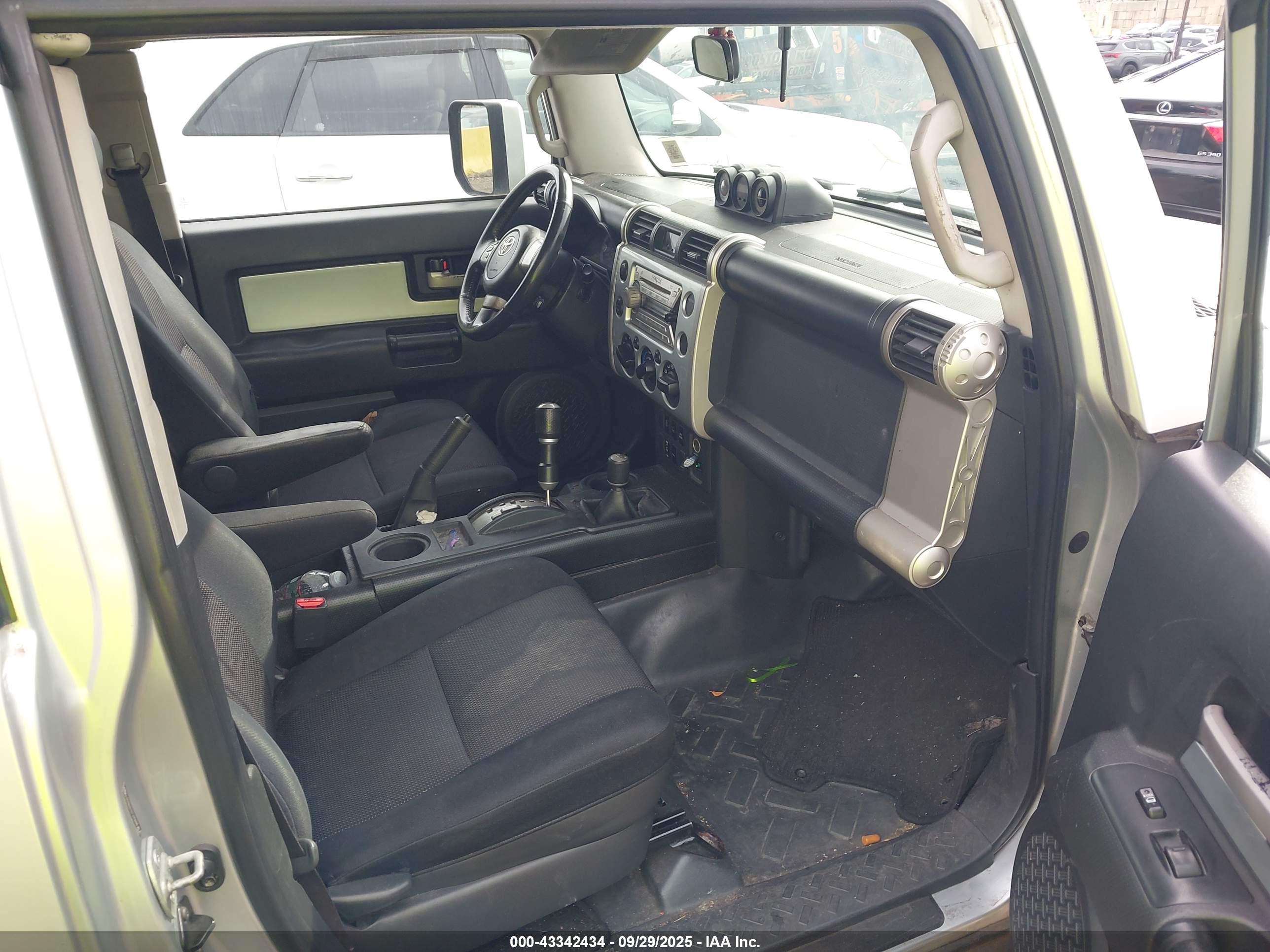 TOYOTA FJ image 5