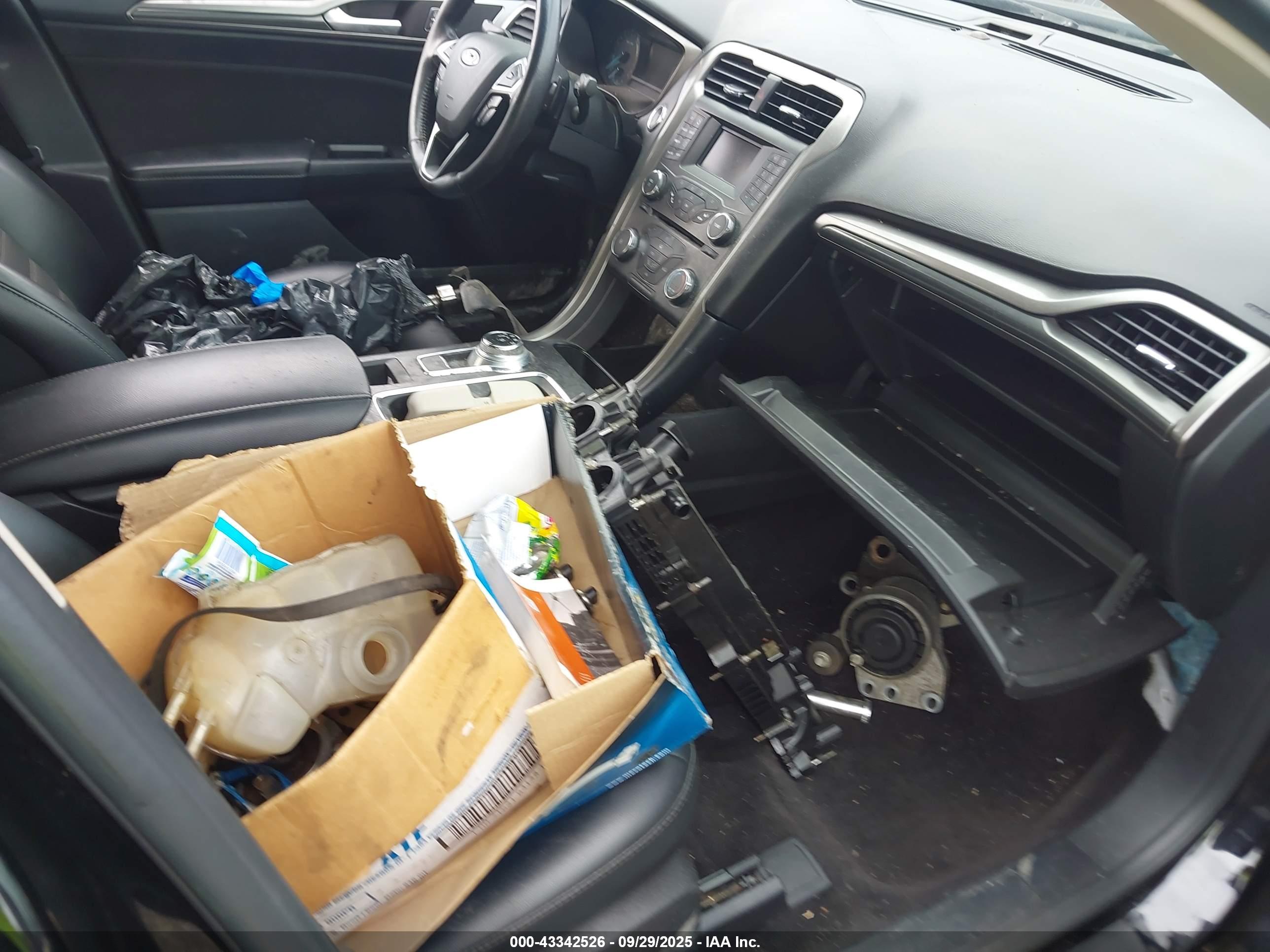 FORD FUSION image 5